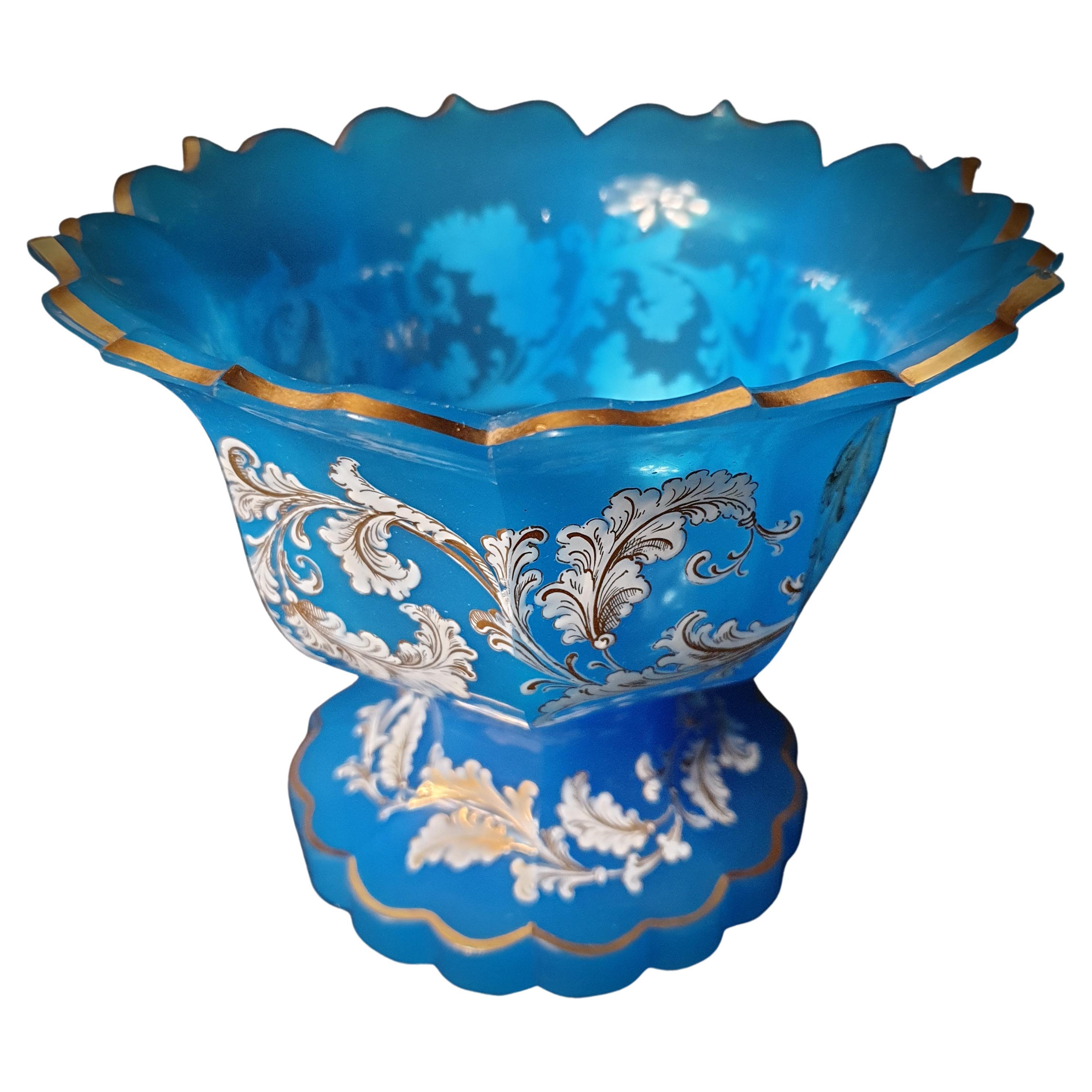 Plat de service en verre opalin bleu moulé taillé, en forme de fleur, doré et peint en vente