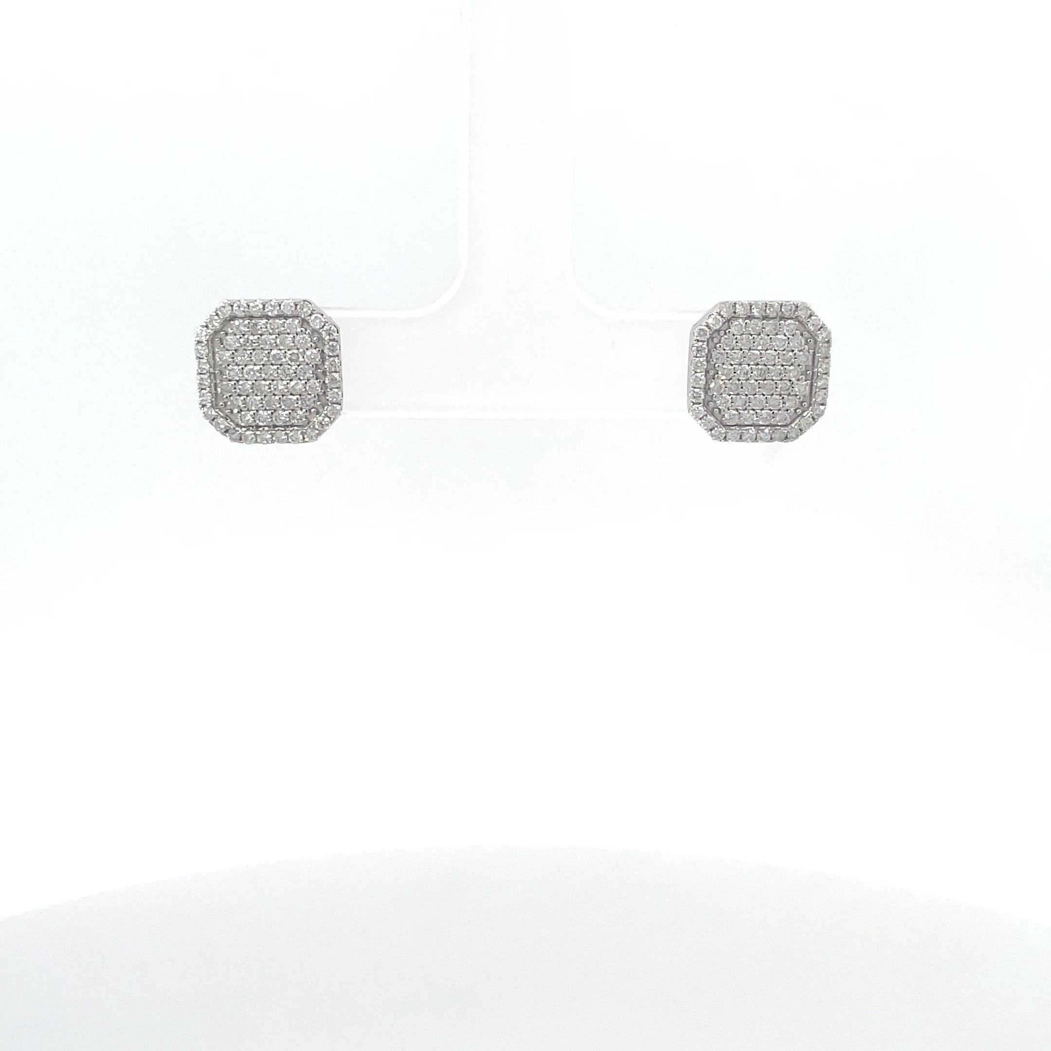 Élevez votre style avec ces exquises boucles d'oreilles en or blanc 18 carats, méticuleusement conçues dans une forme carrée à coins coupés et ornées de diamants taille brillant. Ces boucles d'oreilles offrent un éclat captivant et une élégance