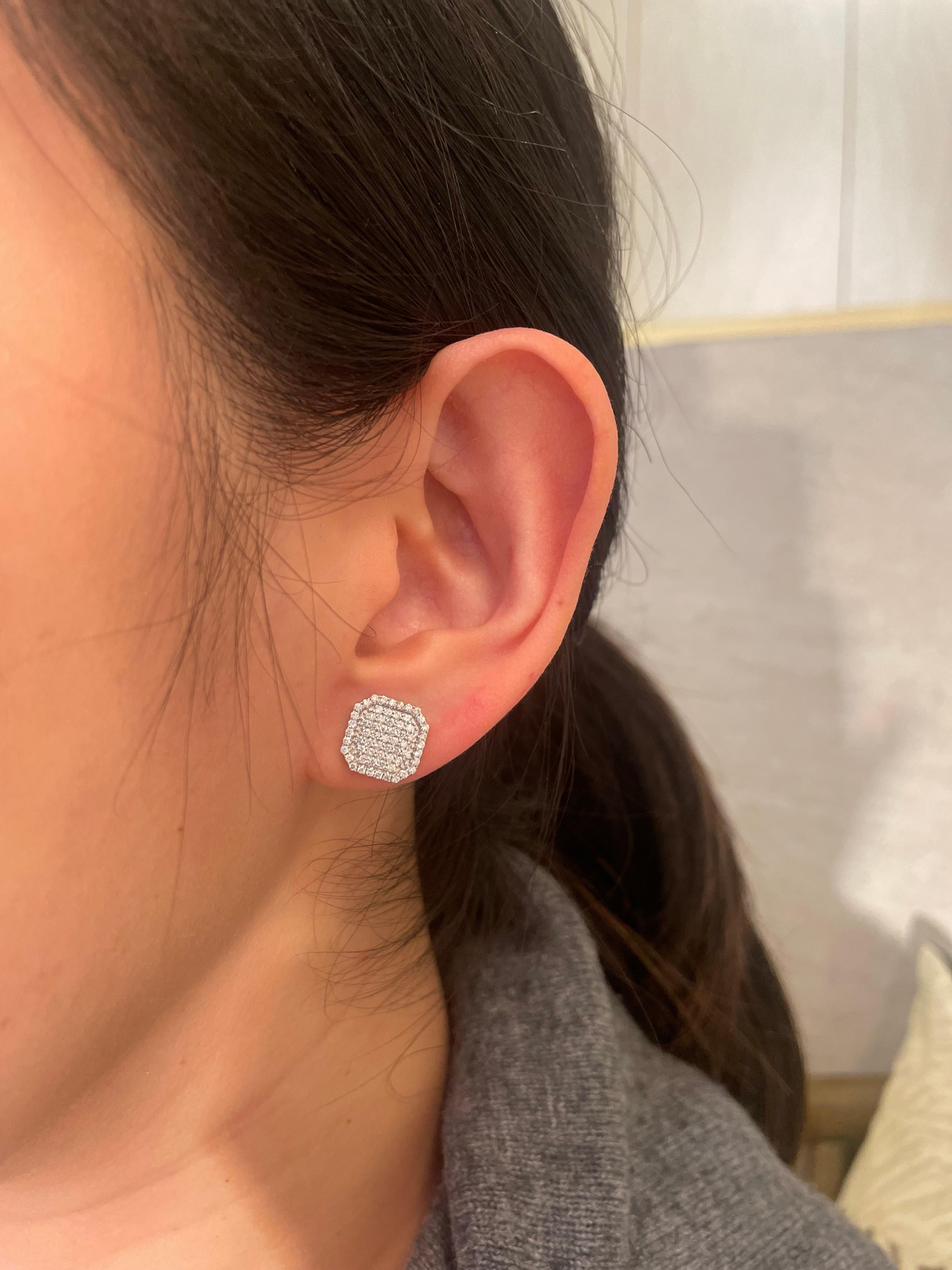 Boucles d'oreilles en or blanc 18 carats Pavé de diamants carrés taillés en coin en vente 1