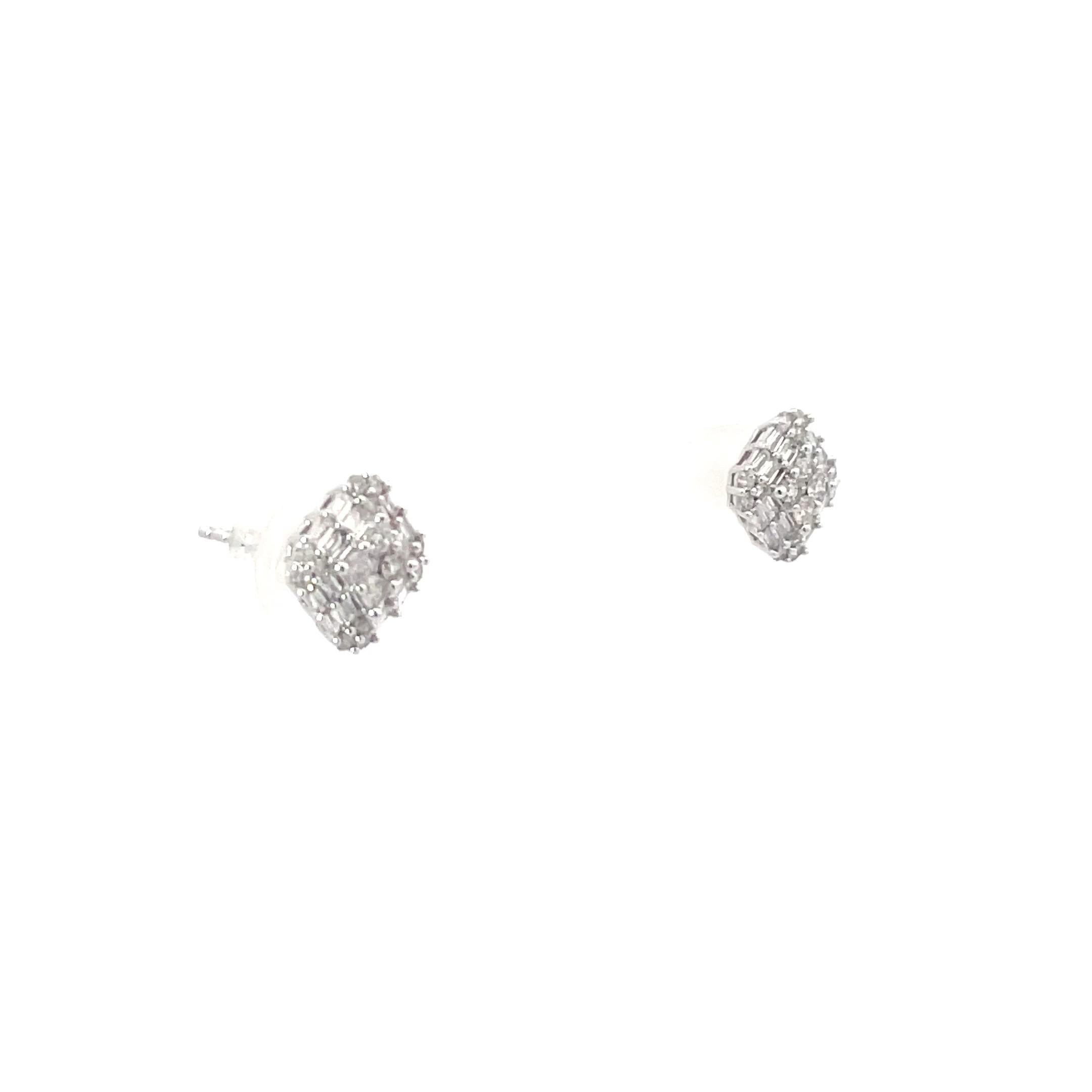 Pendientes de oro de 18 quilates con diamantes talla baguette y brillantes en Nuevo estado para la venta en Hong Kong, HK