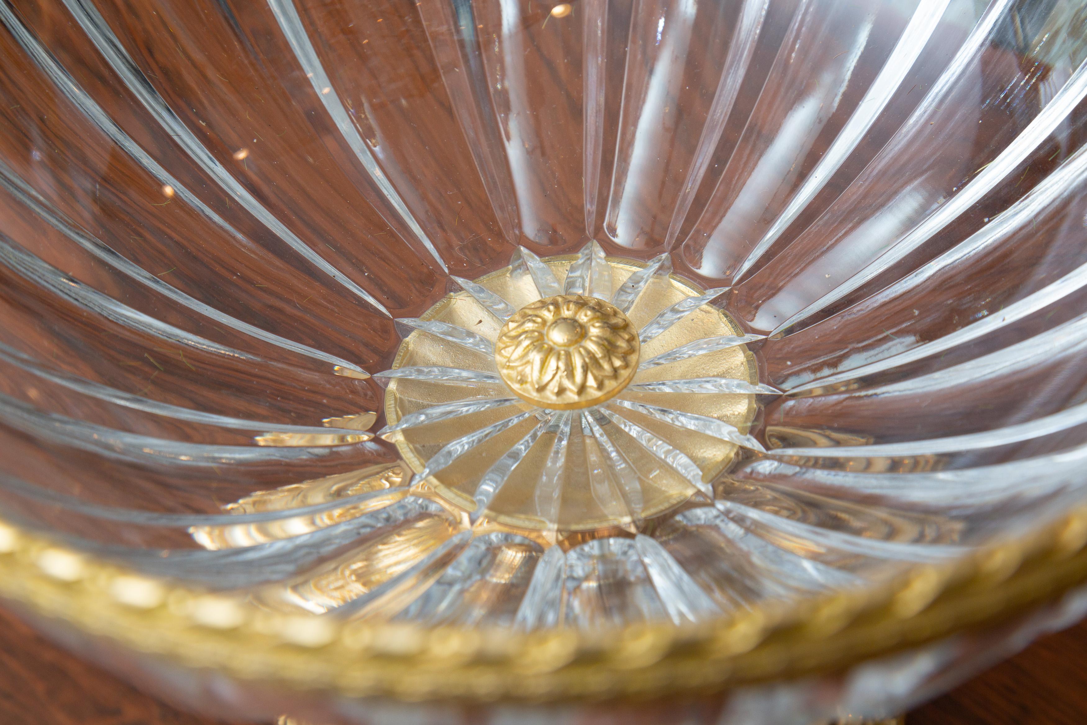 Cuenco de cristal tallado fino adornado con bronce dorado.