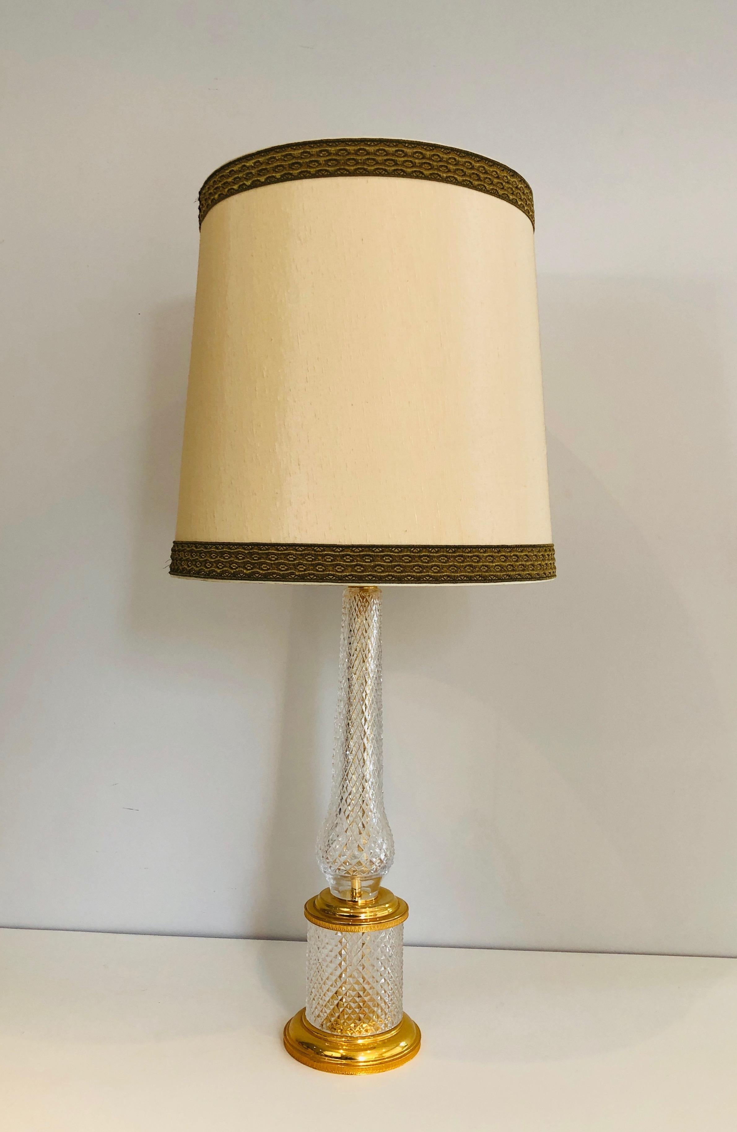 This table lamp is made of cut crystal and gilt metal. This is a French work, circa 1970.