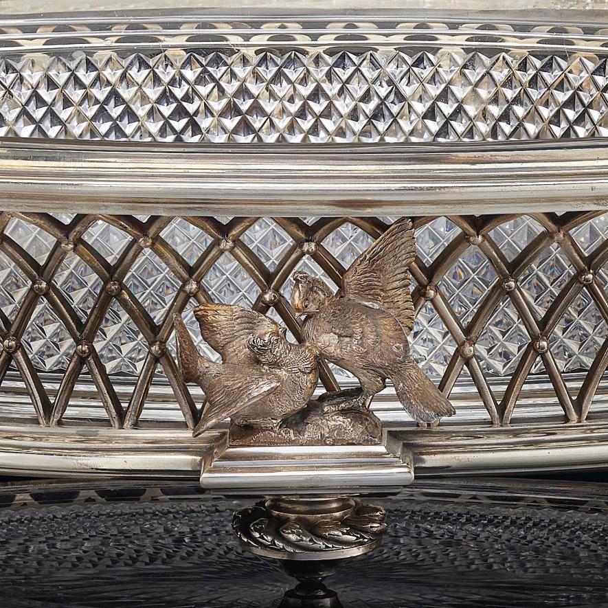 Un elegante centro de mesa de cristal tallado y baño de plata de La Compagnie des Cristalleries De Baccarat.

Estampado en la parte inferior con el sello de Baccarat. 

Este gran centro de mesa tiene forma ovalada con un marco de cestería