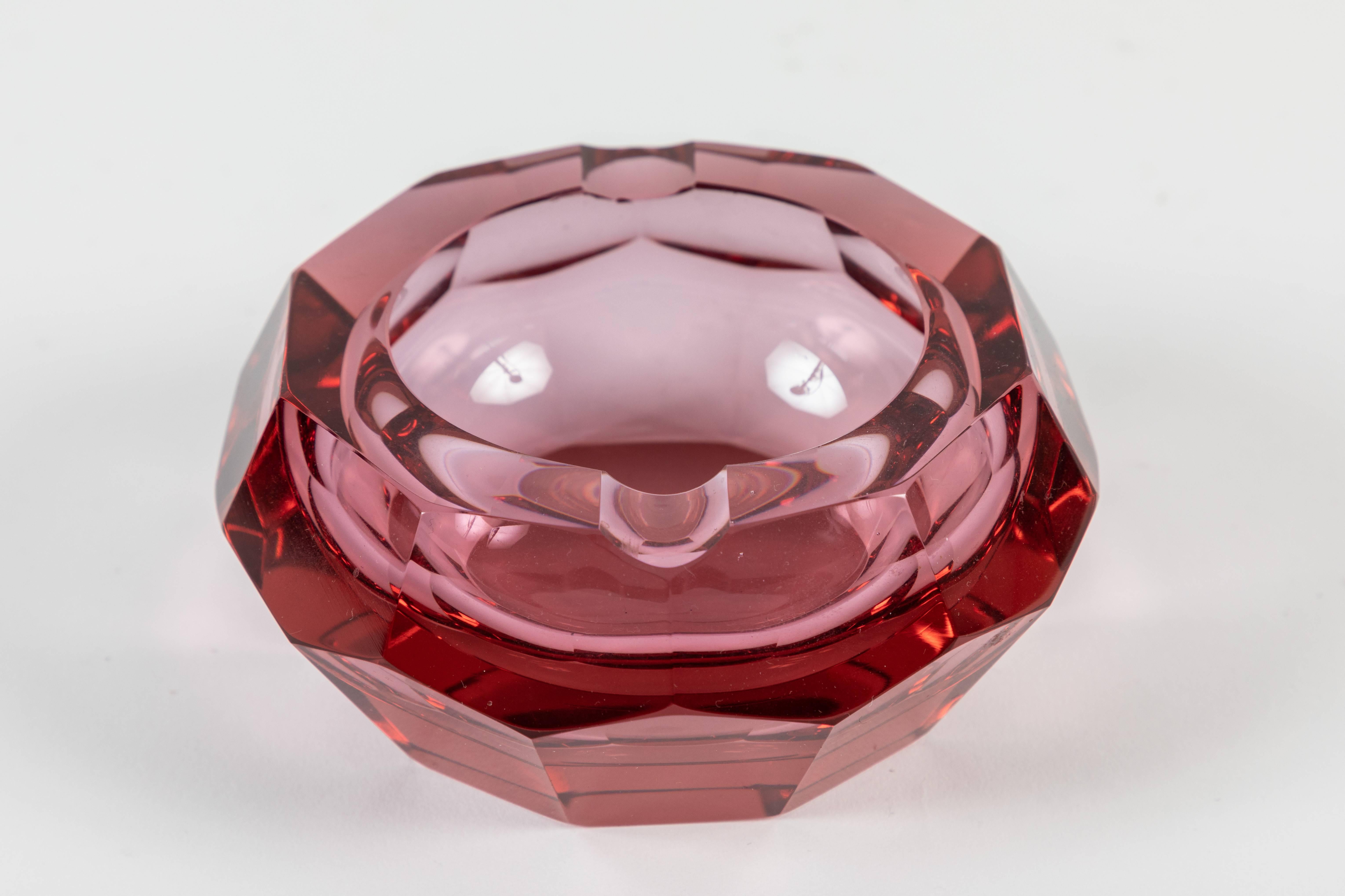 An impressive set of tortoise-cut crystal ashtrays and lighter. Included in the set are: one large ashtray, one small ashtray and one hexagon-cut lighter.

Color: Raspberry pink
Small ashtray: 5