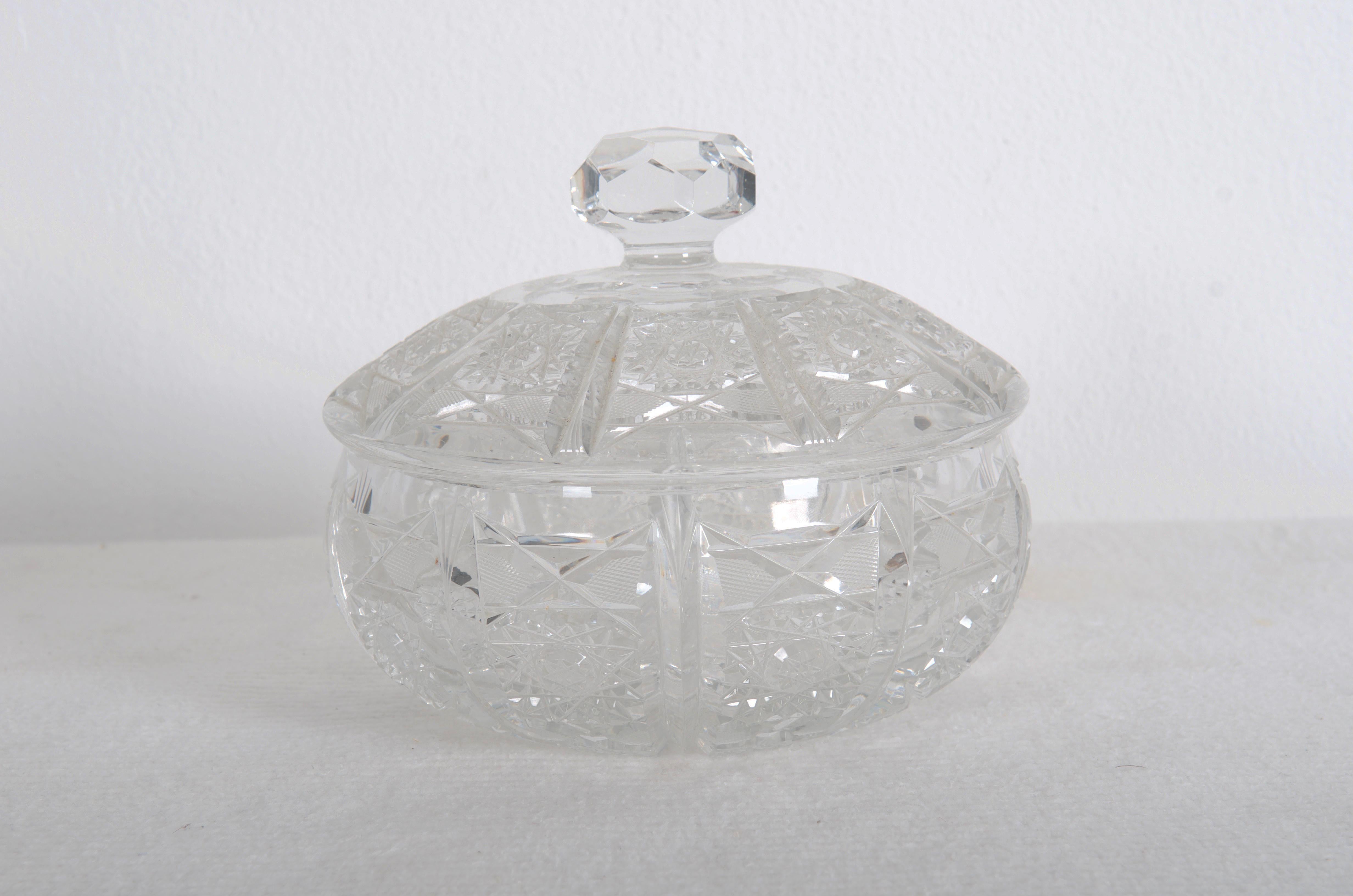 Cut Crystal Bowl with Lid In Good Condition For Sale In Vienna, AT