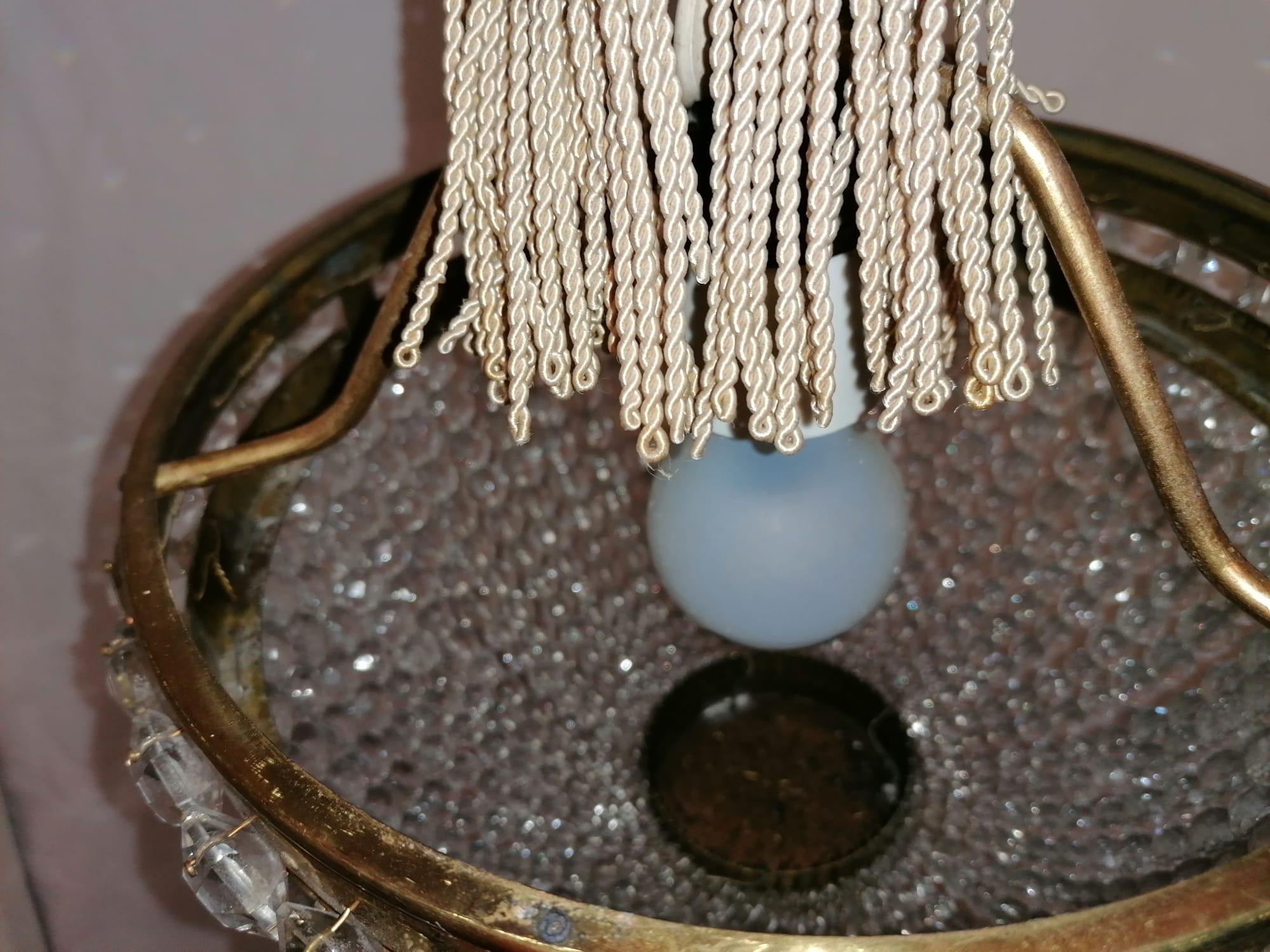 Metà XX secolo Lampadario a cesto in ottone con cristalli tagliati in vendita