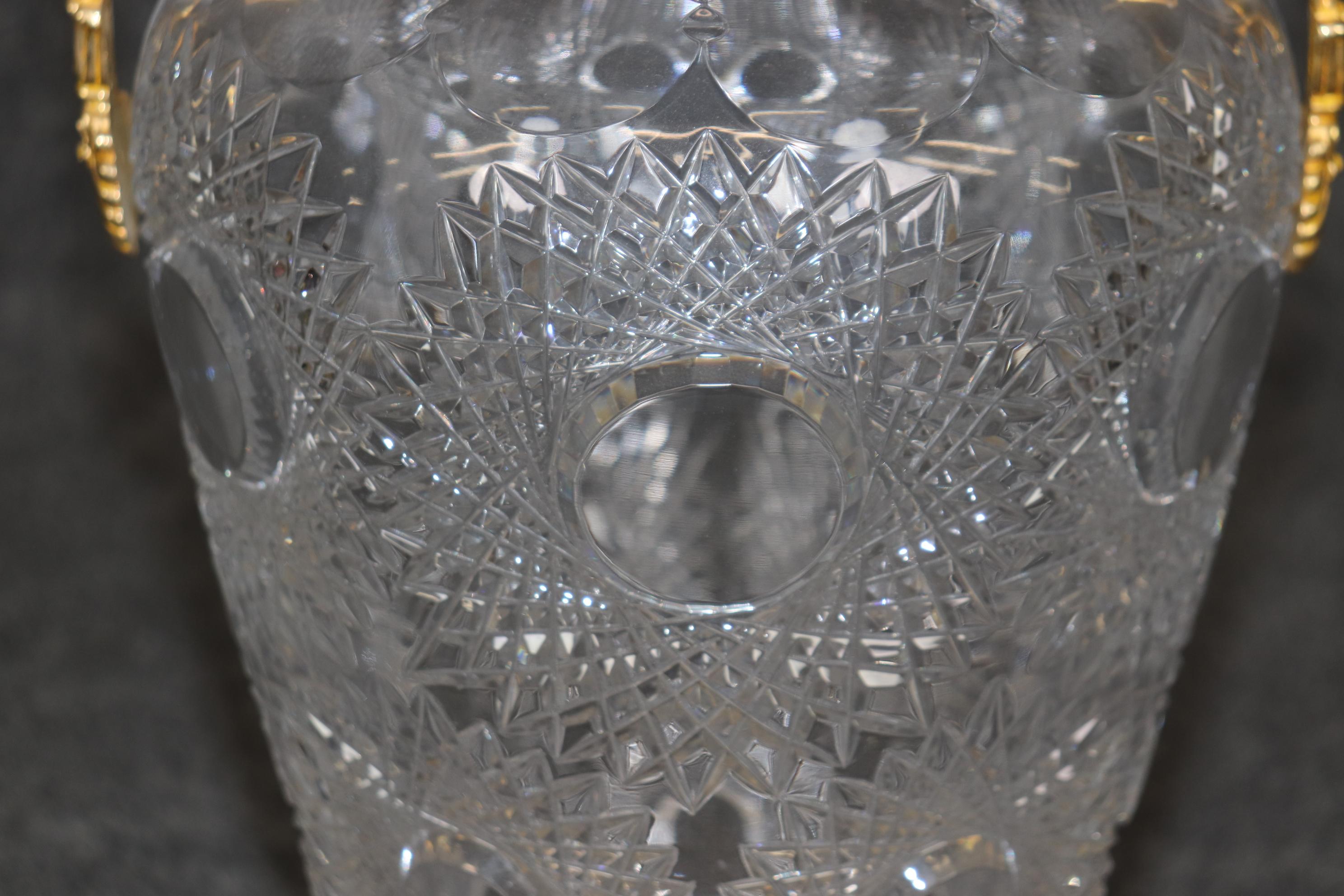 Vase en bronze doré taillé à la manière de Baccarat avec gladiateurs romains en vente 5