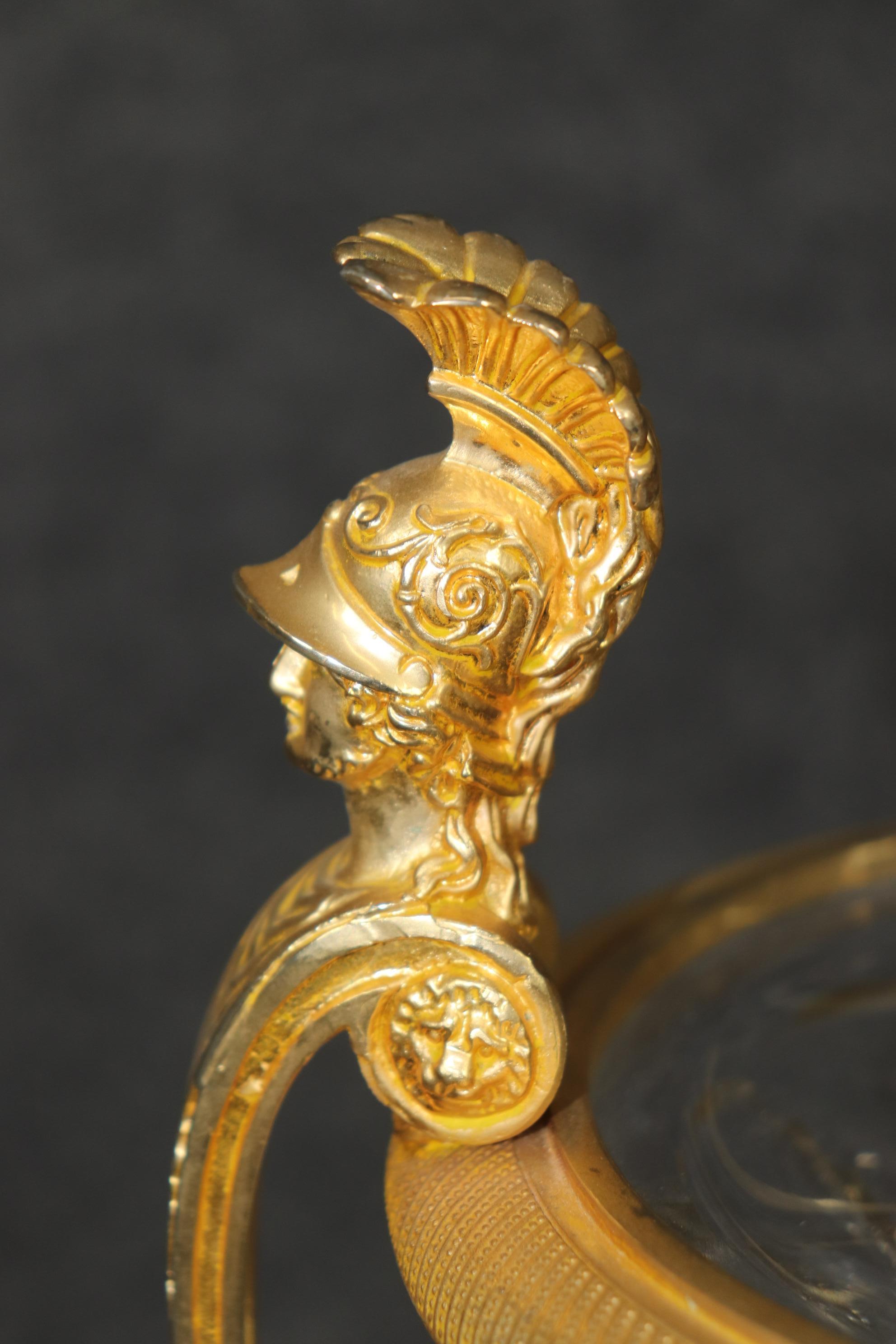 Néo-classique Vase en bronze doré taillé à la manière de Baccarat avec gladiateurs romains en vente