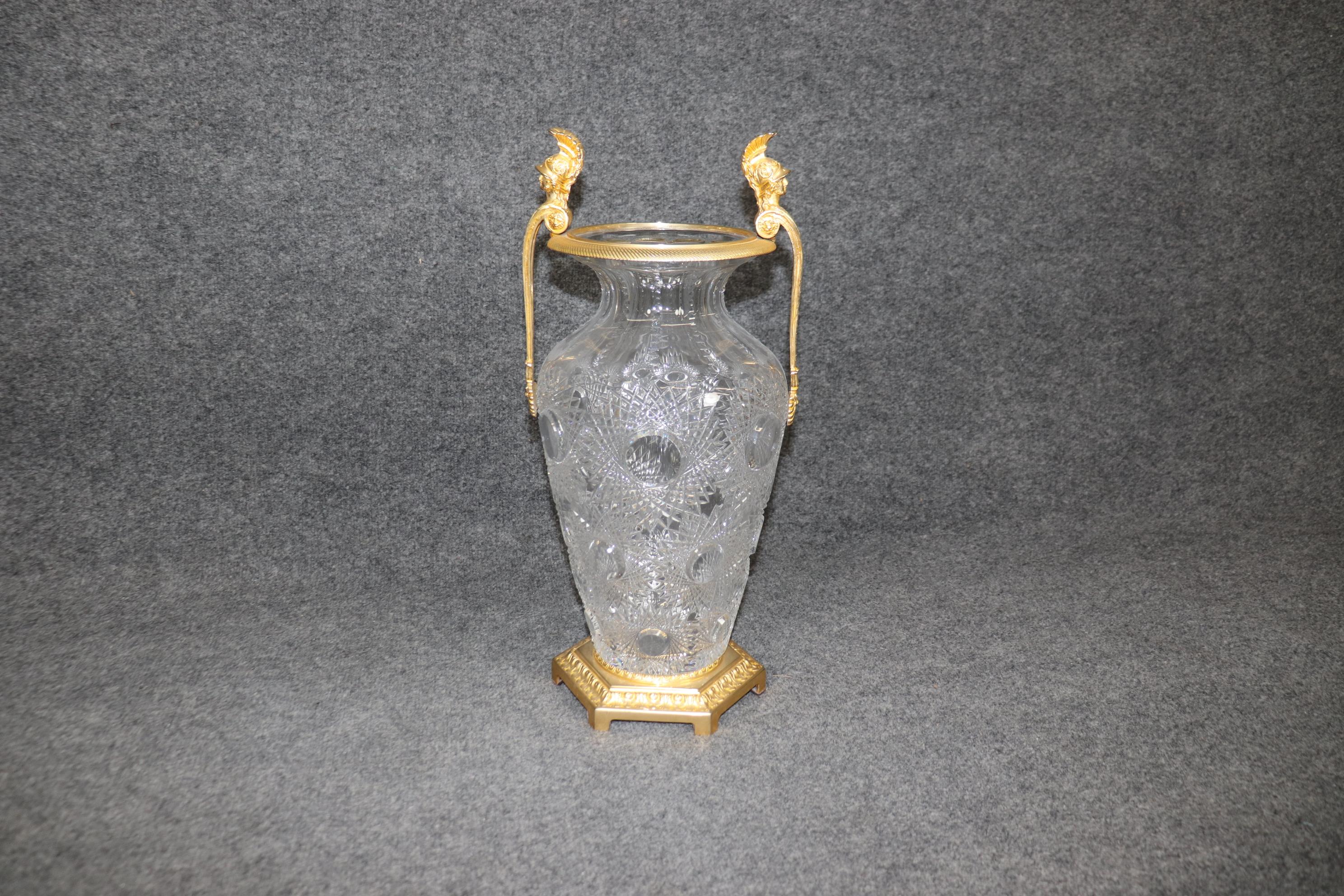 Vase en bronze doré taillé à la manière de Baccarat avec gladiateurs romains Bon état - En vente à Swedesboro, NJ