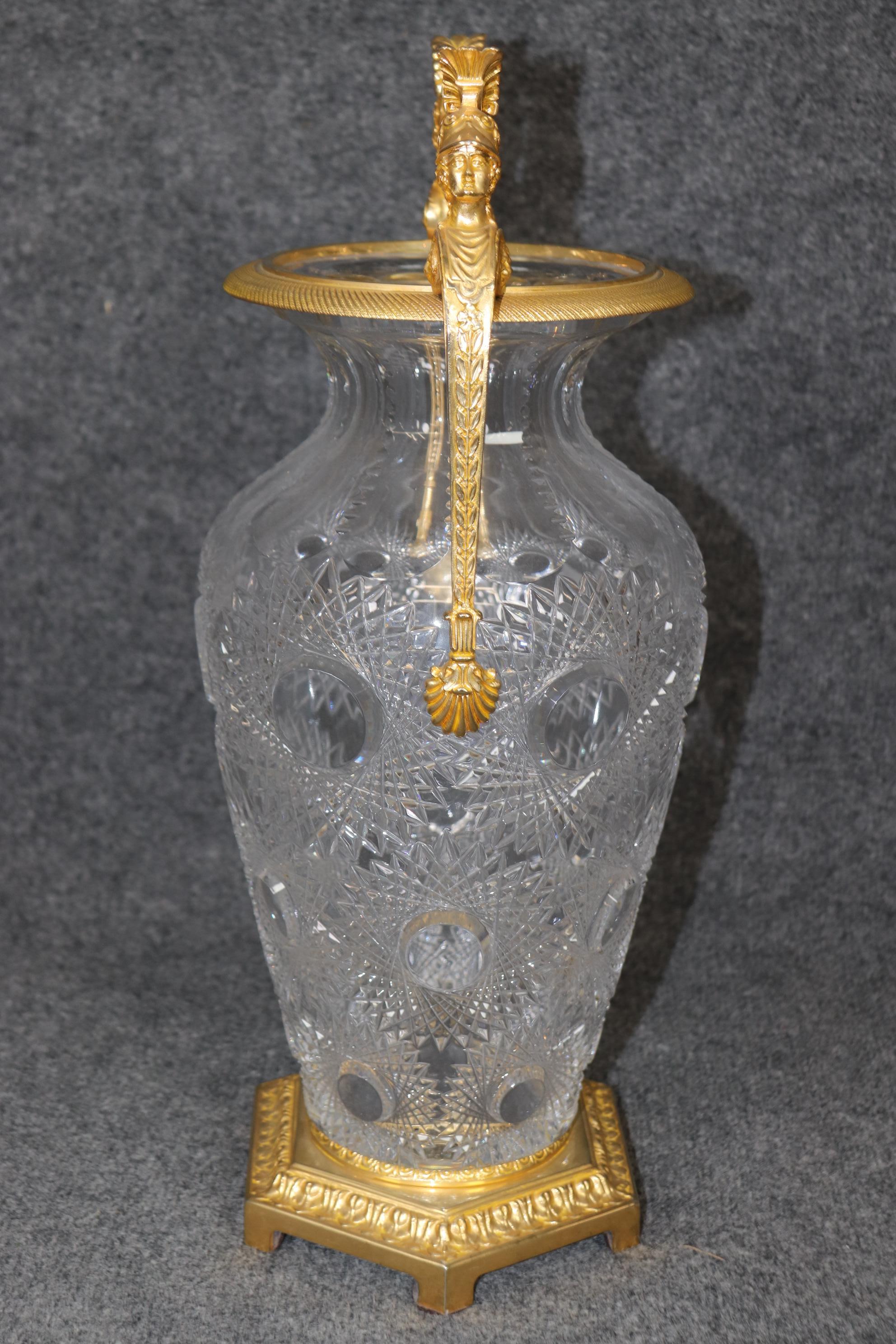Fin du 20e siècle Vase en bronze doré taillé à la manière de Baccarat avec gladiateurs romains en vente