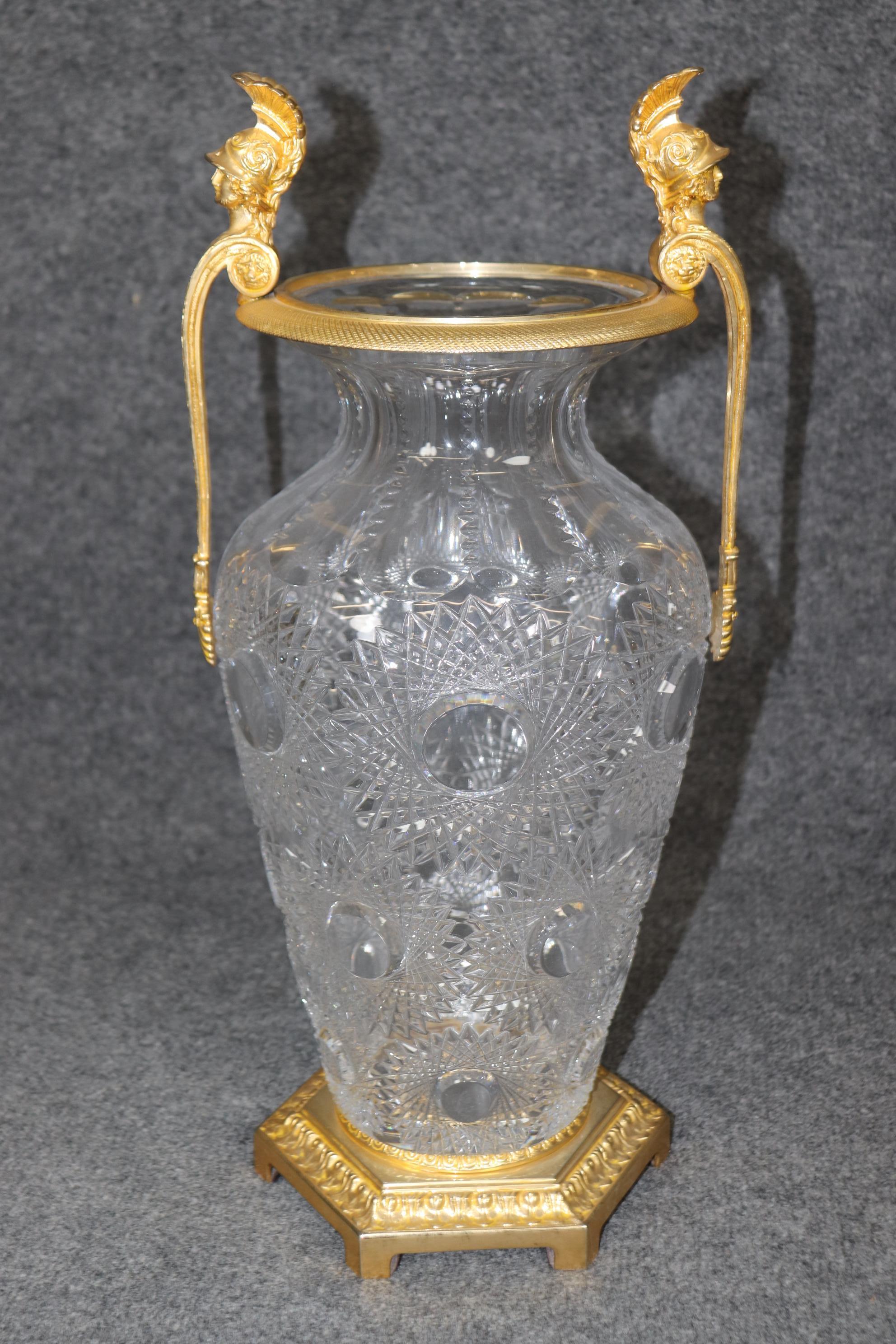 Bronze Vase en bronze doré taillé à la manière de Baccarat avec gladiateurs romains en vente