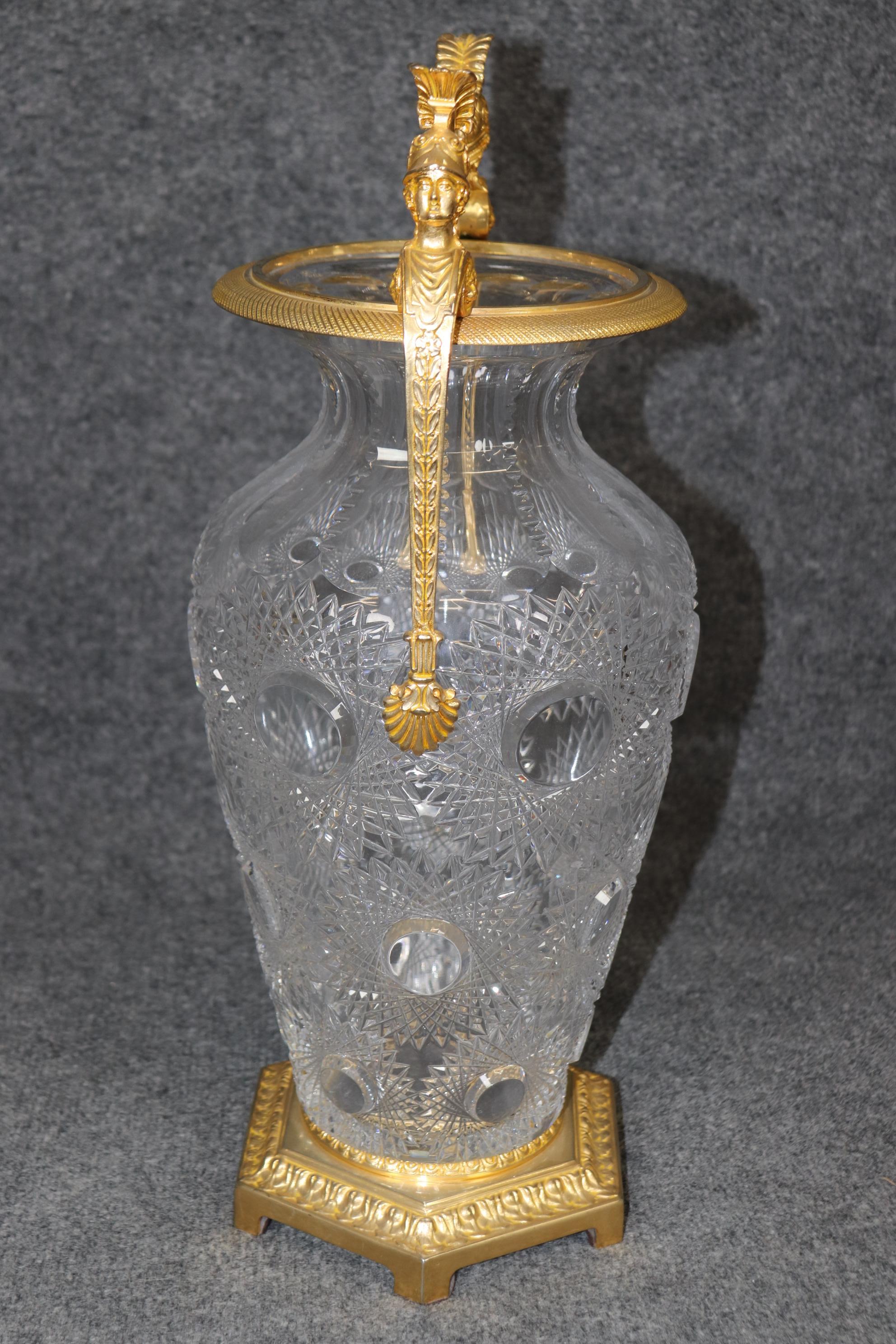 Vase en bronze doré taillé à la manière de Baccarat avec gladiateurs romains en vente 1