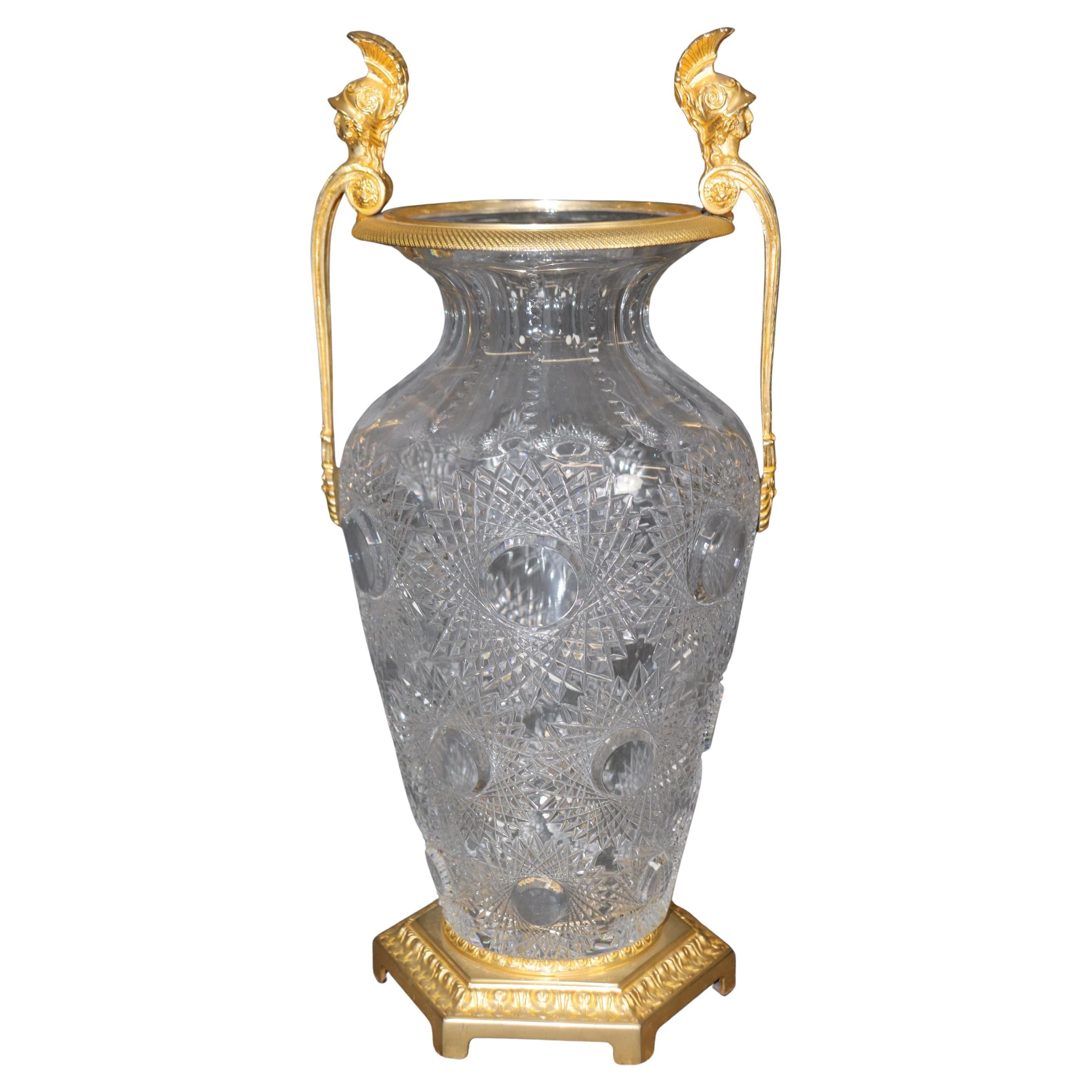Jarrón de cristal tallado de bronce ormolu Manera de Baccarat con gladiadores romanos figurados