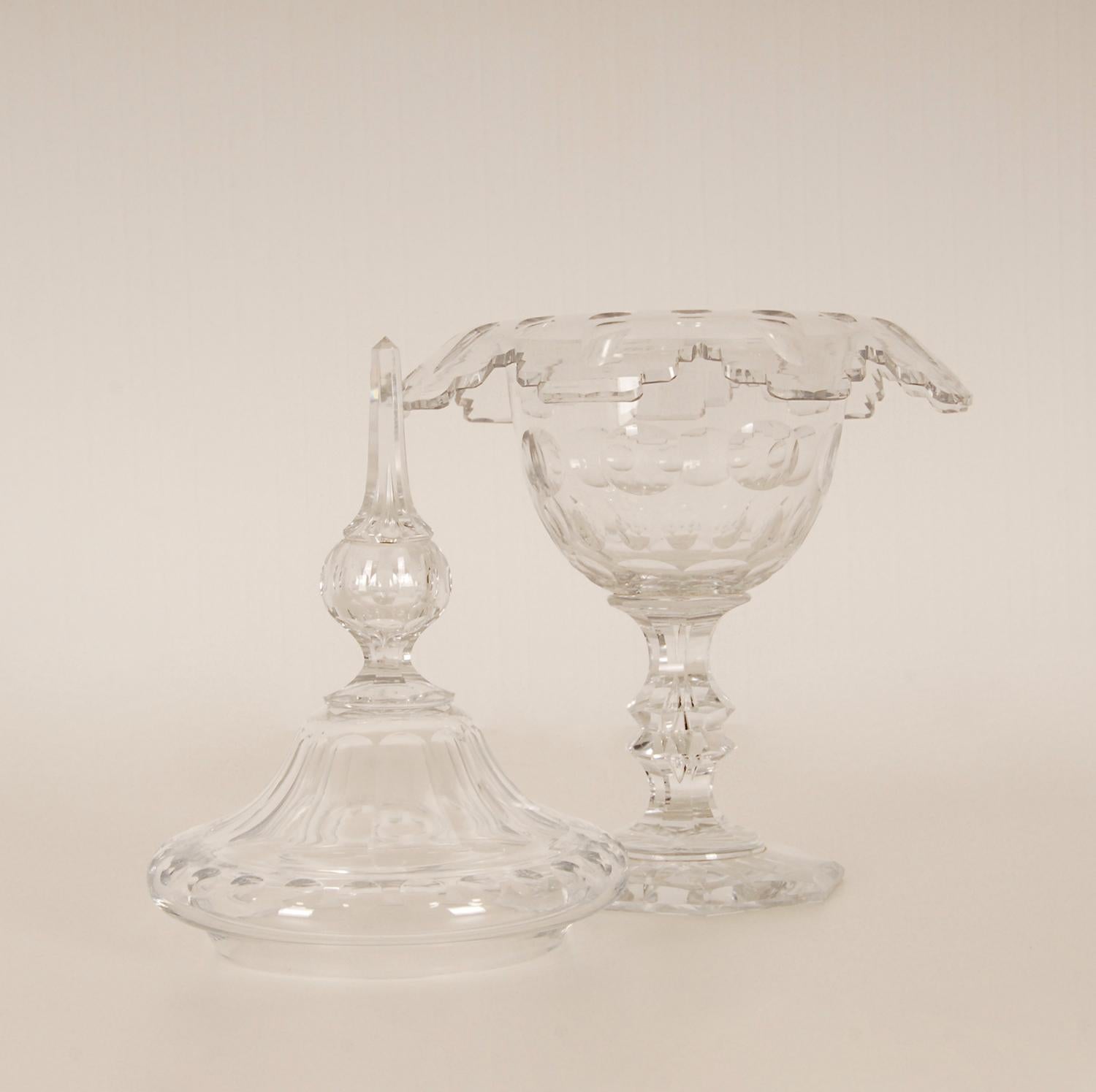 Pot à gingembre coupe en cristal taillé sur pied Drageoir Compotier avec couvercle 19ème siècle  en vente 4