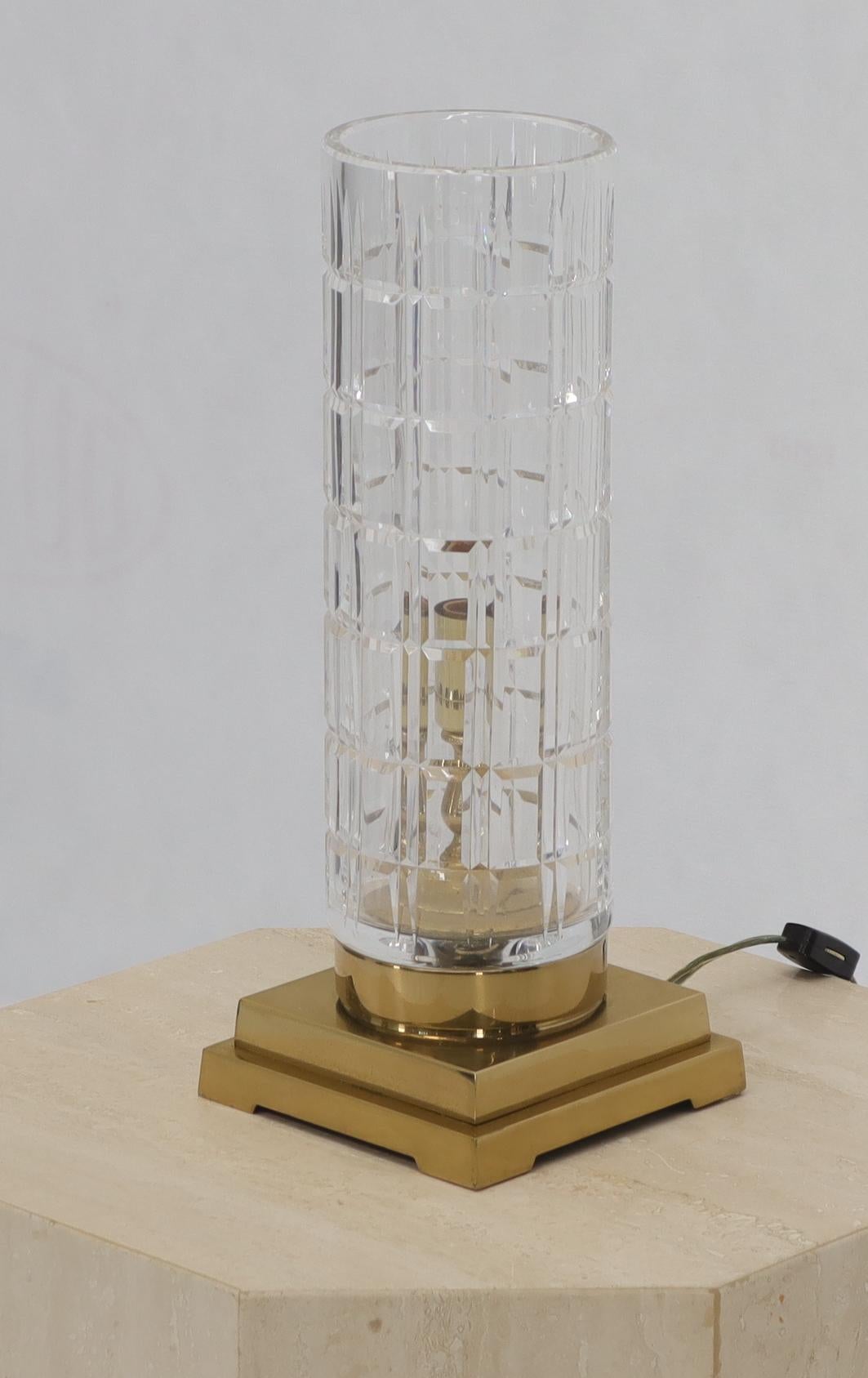 Tischlampe mit quadratischem Sockel und Klammerbeinen aus geschliffenem Kristall in Zylinderform 1