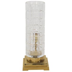 Tischlampe mit quadratischem Sockel und Klammerbeinen aus geschliffenem Kristall in Zylinderform