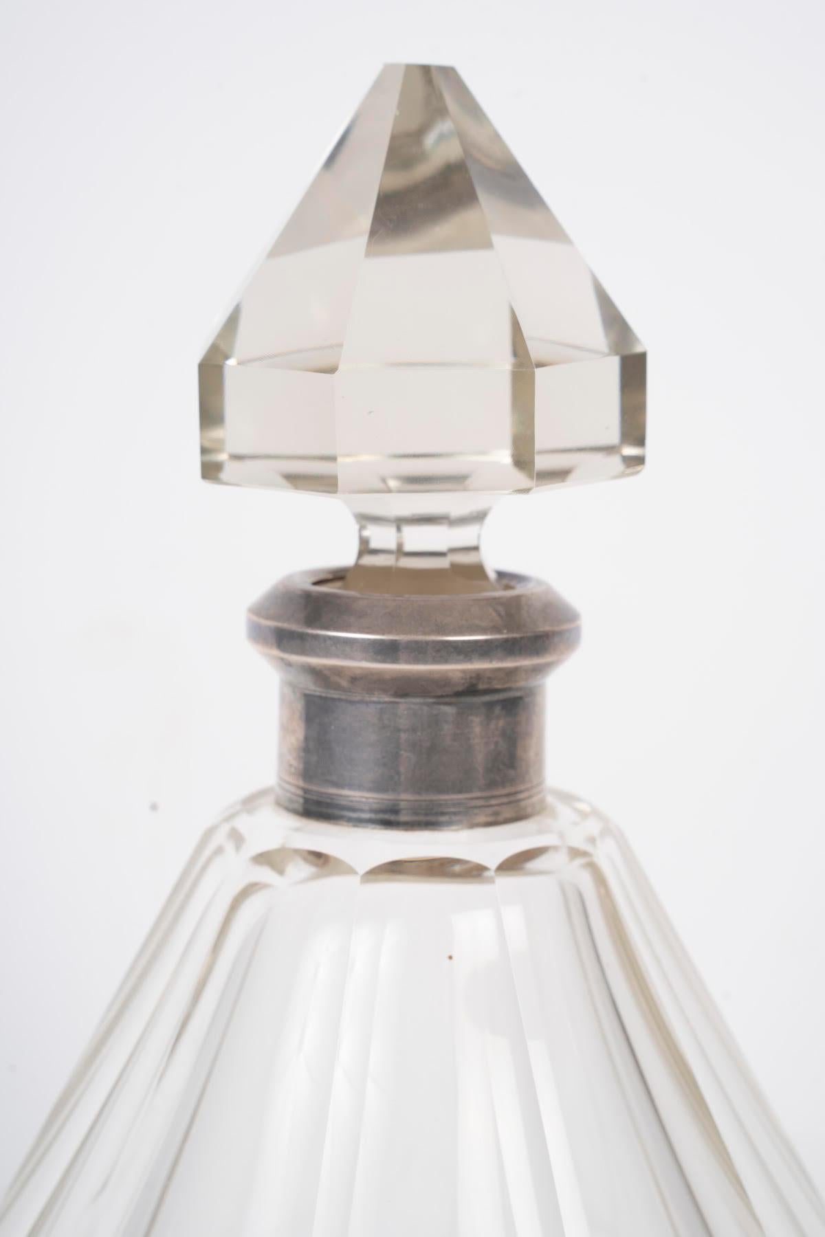 Cut crystal decanter, silver mount, 20th century.

Twentieth century Napoleon III style cut crystal decanter.
H: 25cm, D: 14cm