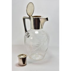 Decantador de cristal tallado con pico de metal plateado, 1950S