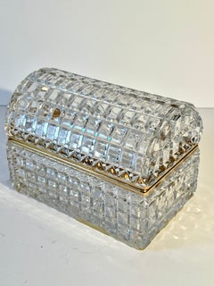 Geschliffenes Kristall Dome-Deckel-Box auf Scharnier mit Messing-Verschluss Details