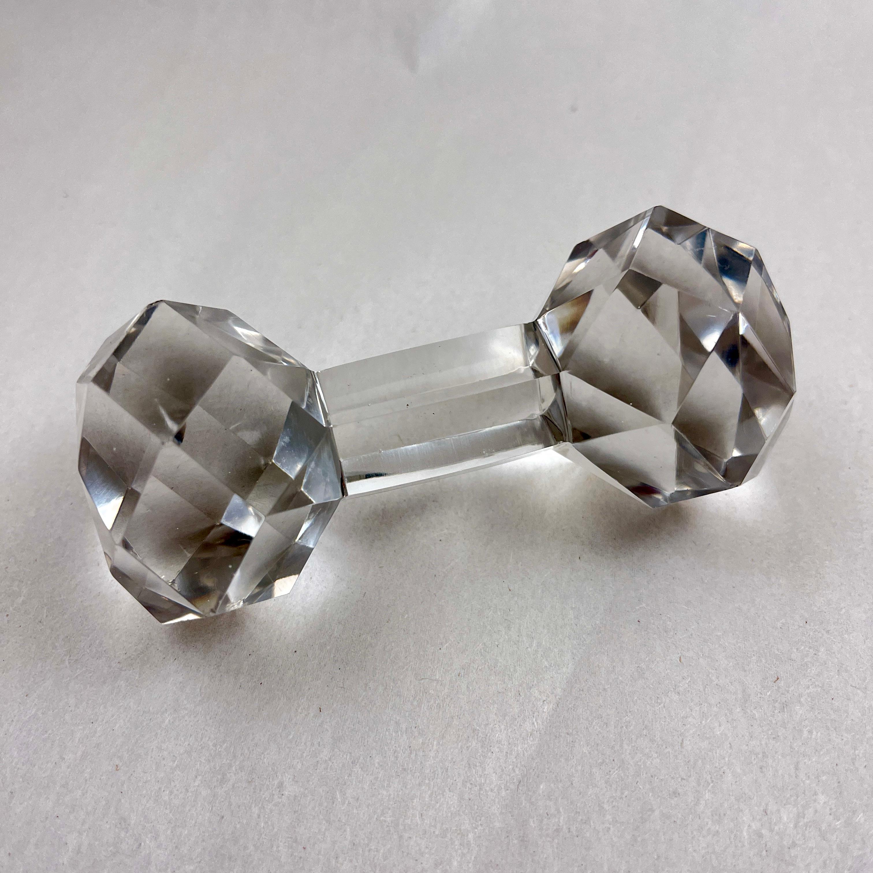 
Porte-couteau en forme d'haltère en cristal taillé et facetté, vers le début ou le milieu du XIXe siècle.

Un grand support, destiné à soulever la lame d'un couteau à découper de la table, pour éviter de salir le linge.

Lourd et magnifiquement