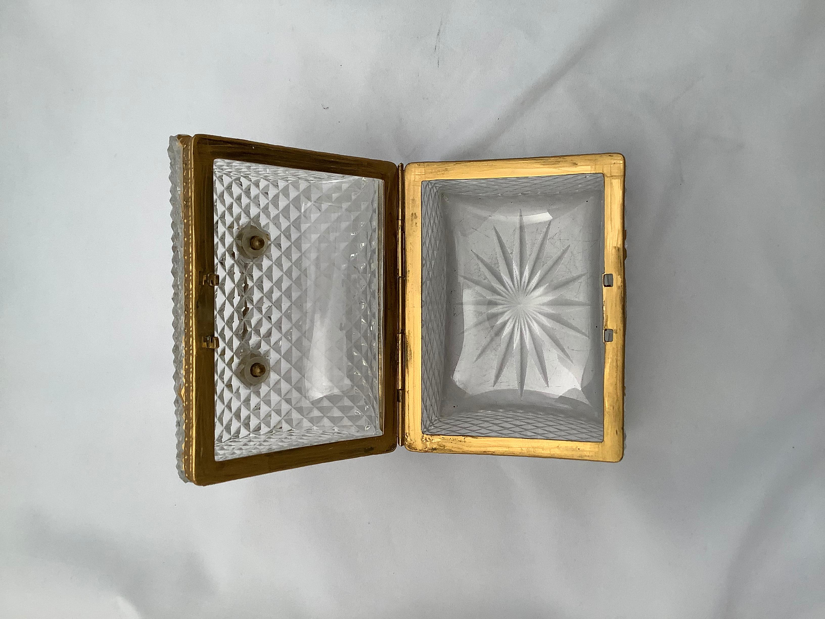 Cut Crystal French Decorative Box W/ Handle & Keyhole In Good Condition In Los Angeles, CA