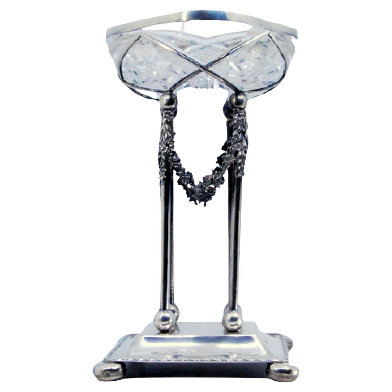 Coupe à fruits en cristal taillé avec cadre en argent sur quatre piliers recouverts de fleurs. en vente