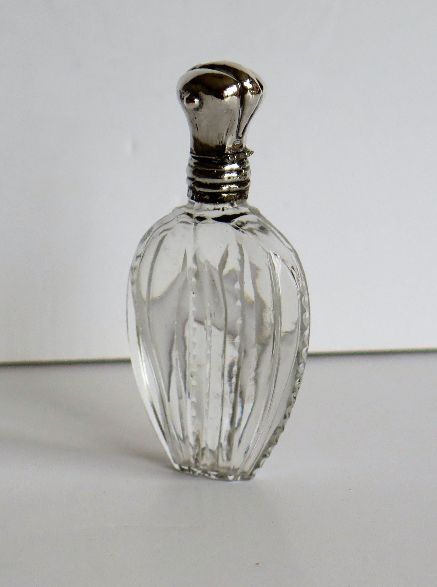 Cut Crystal Glass Perfume Bottle with Silver Top, French, Late 19th Century In Good Condition In Lincoln, Lincolnshire