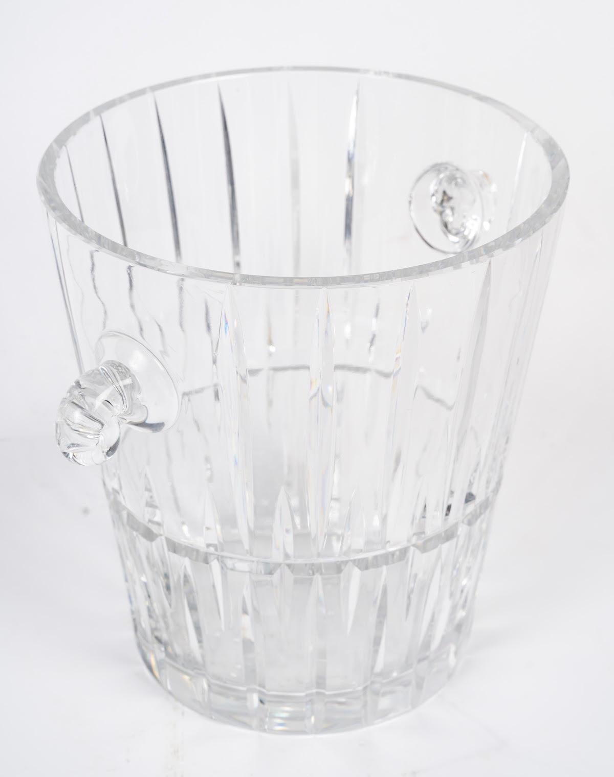 Seau à glace en cristal taillé, 20e siècle.

Magnifique seau à glace du 20e siècle, style Napoléon III, en cristal taillé.
H : 23cm, D : 21cm