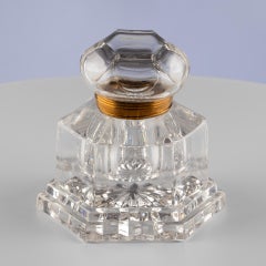 Calamaio di cristallo tagliato con coperchio a cerniera sfaccettato, circa 1900