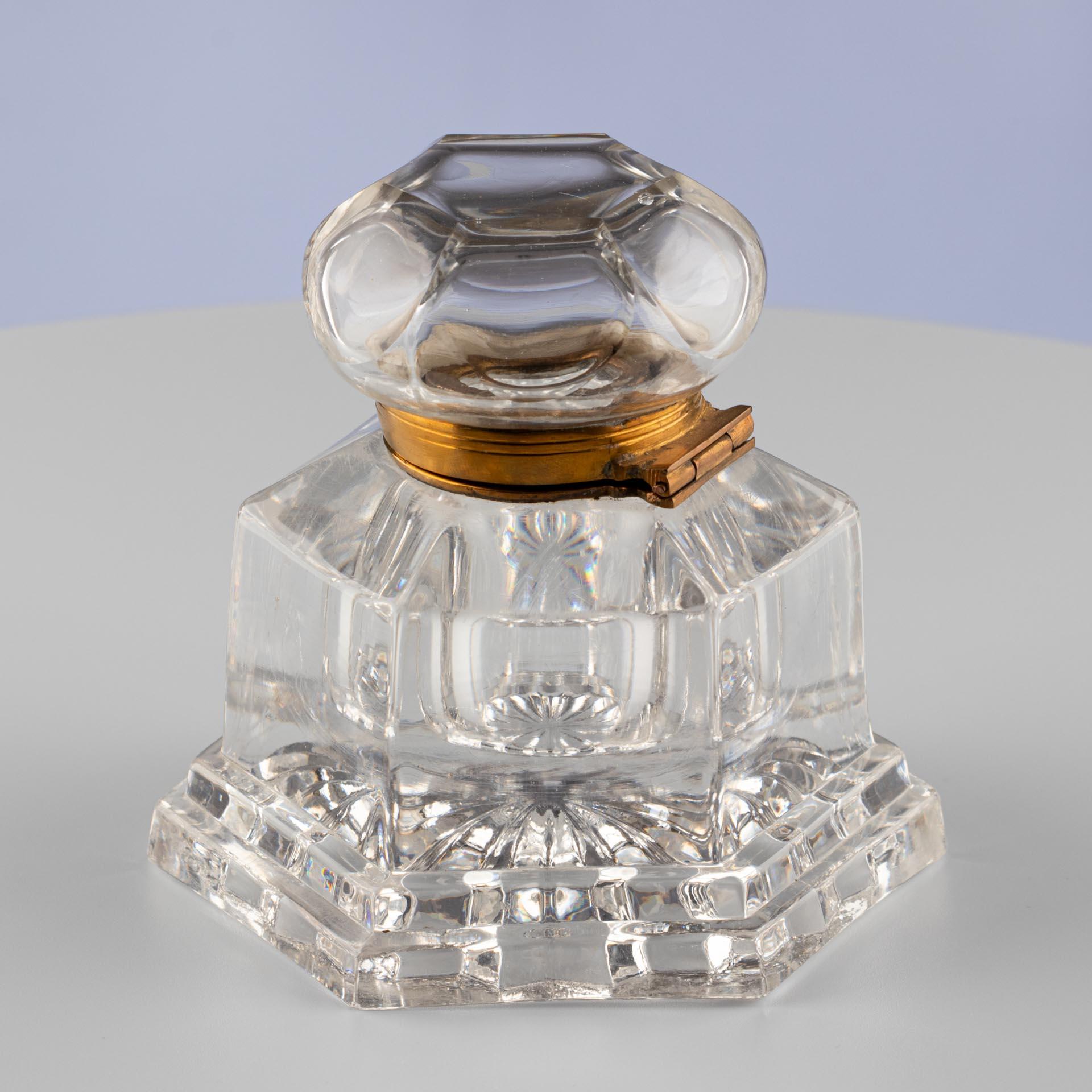 Cut Crystal Inkwell with Faceted Hinged Lid, circa 1900 In Good Condition For Sale In Greven, DE