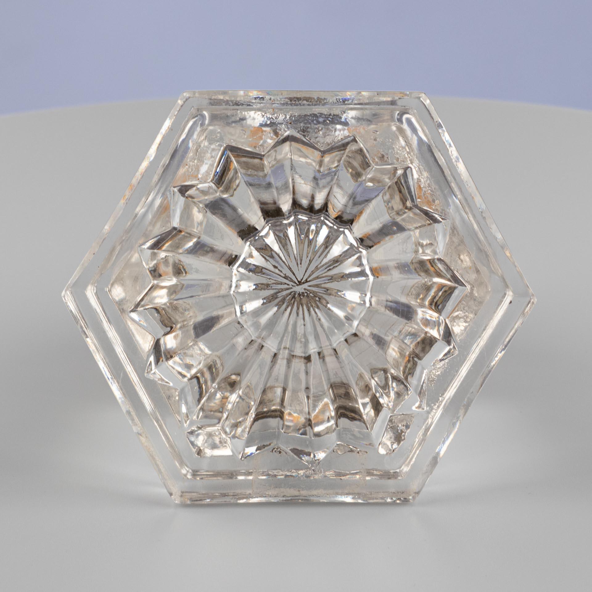 Cut Crystal Inkwell with Faceted Hinged Lid, circa 1900 For Sale 3