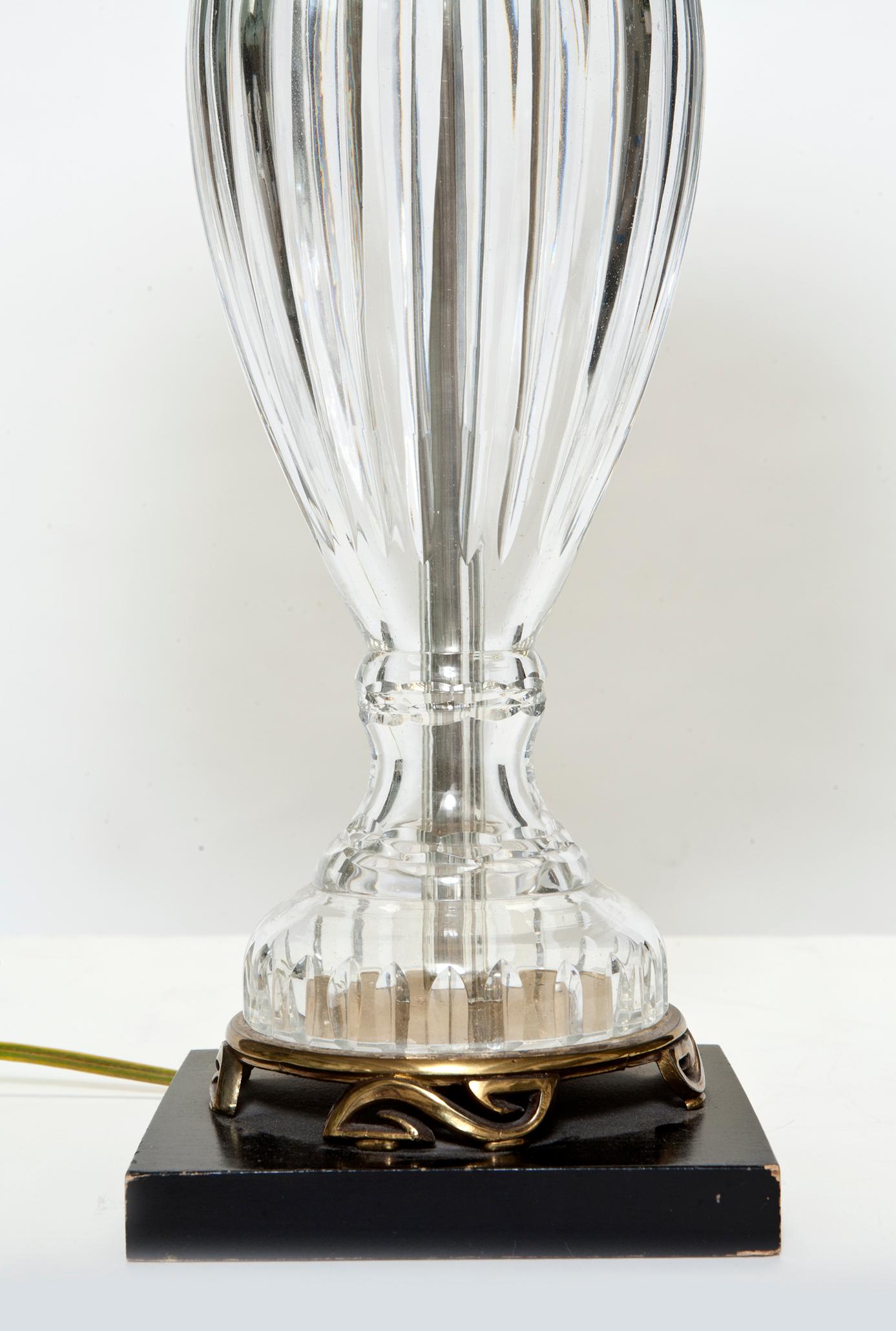 20ième siècle Lampe en cristal taillé avec base en ébène et laiton en vente