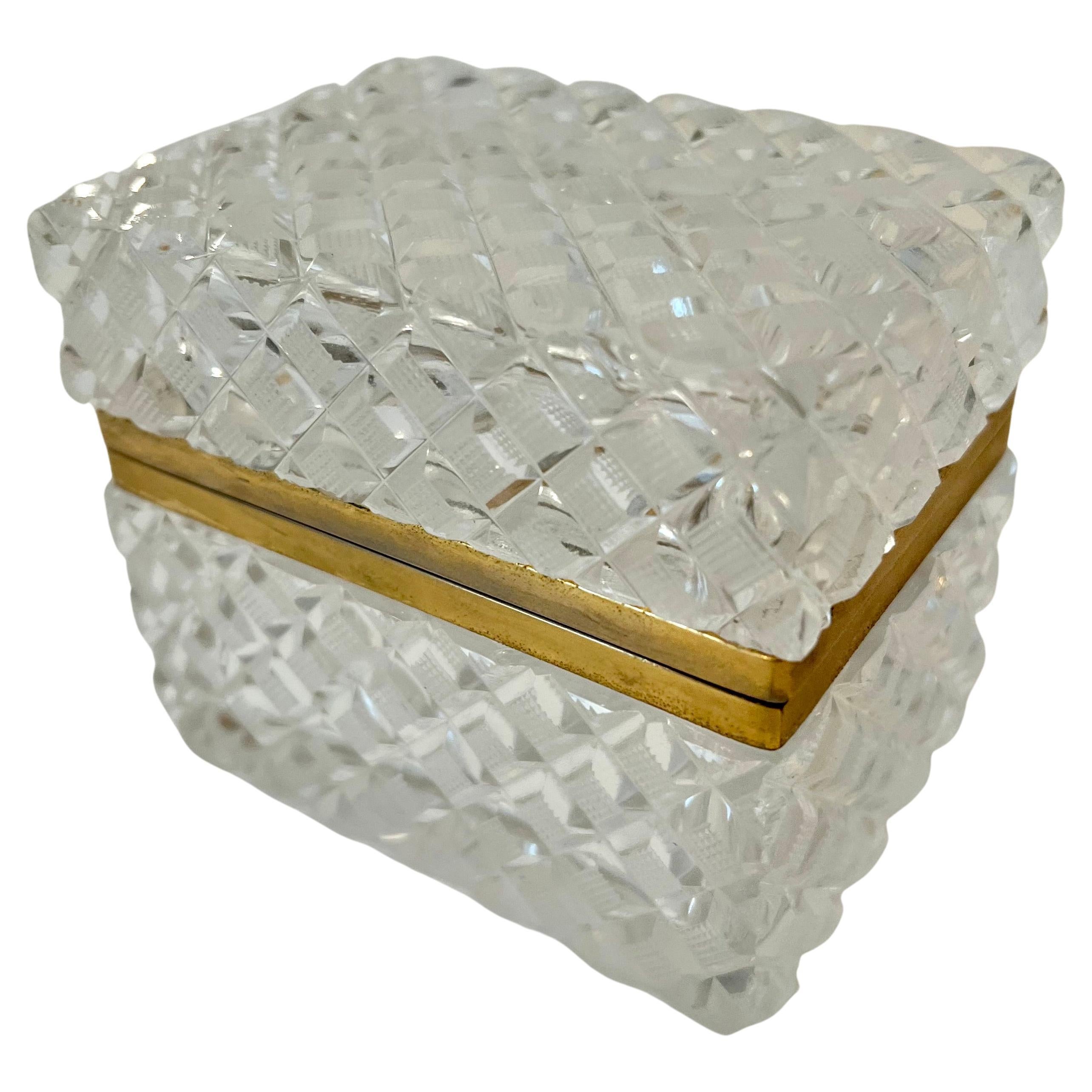 Boîte à couvercle en cristal taillé de style Baccarat avec fermeture en laiton en vente