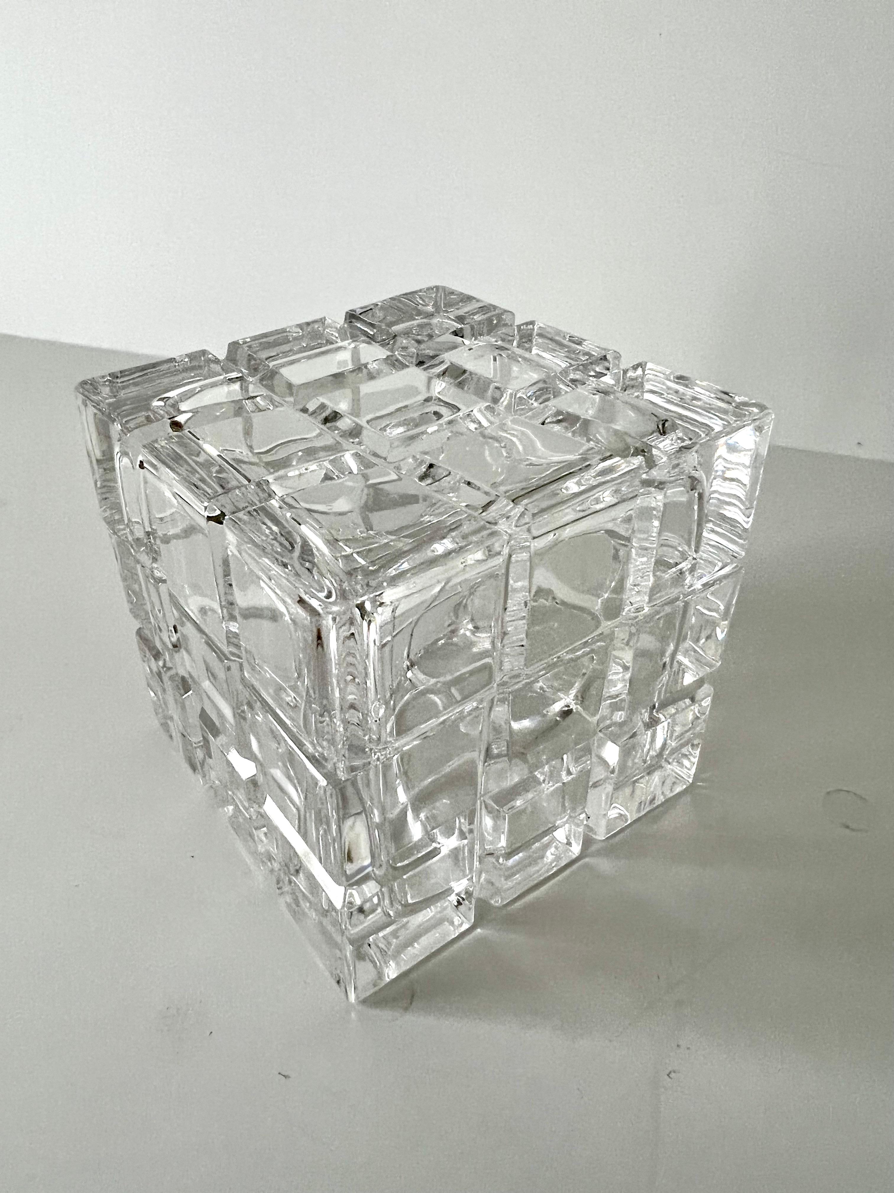 Cut Crystal Lidded Box in the Style of Tiffany and Company In Good Condition In Los Angeles, CA