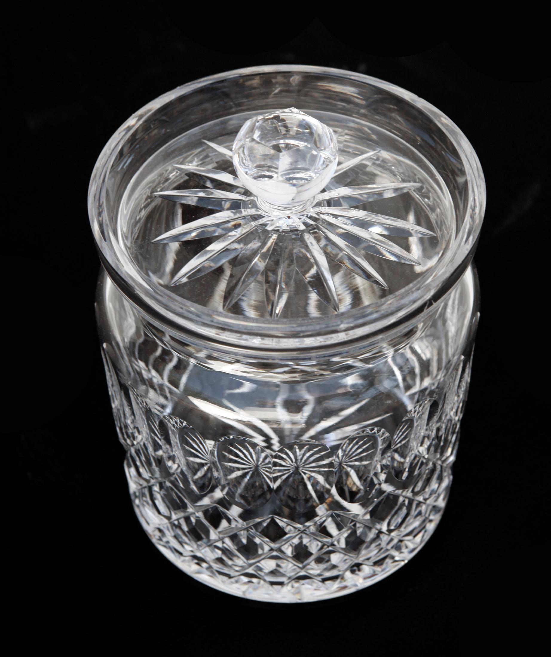 Elegante y finalmente elaborado, este tarro con tapa de cristal muestra las características de brillo y claridad de la renombrada tradición vidriera de Waterford. El tarro tiene un cuerpo facetado con profundos cortes verticales que atrapan y