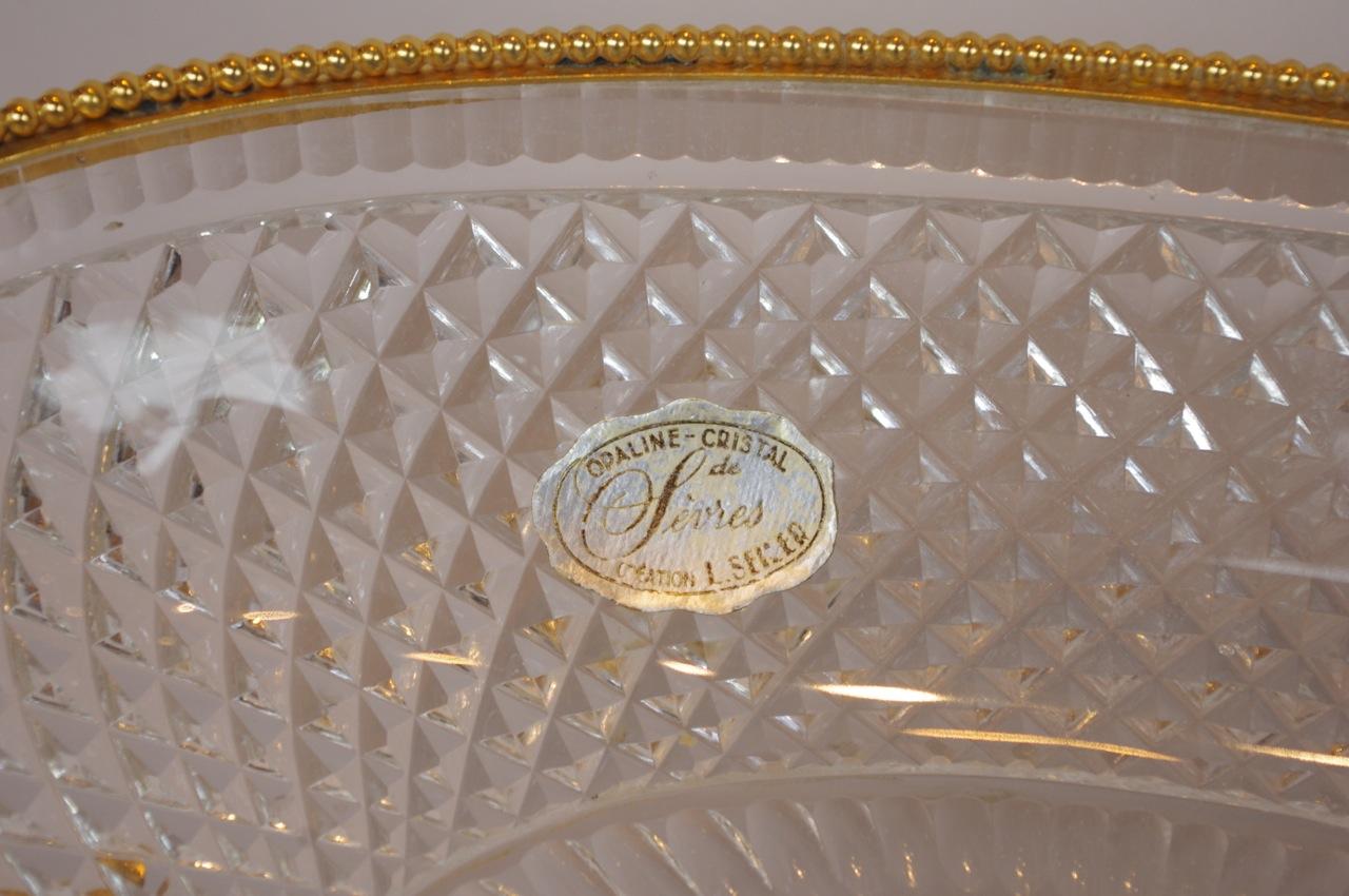 Ovaler Becher aus geschliffenem Kristall, Sèvres-Manufaktur, um 1950 (Vergoldet) im Angebot