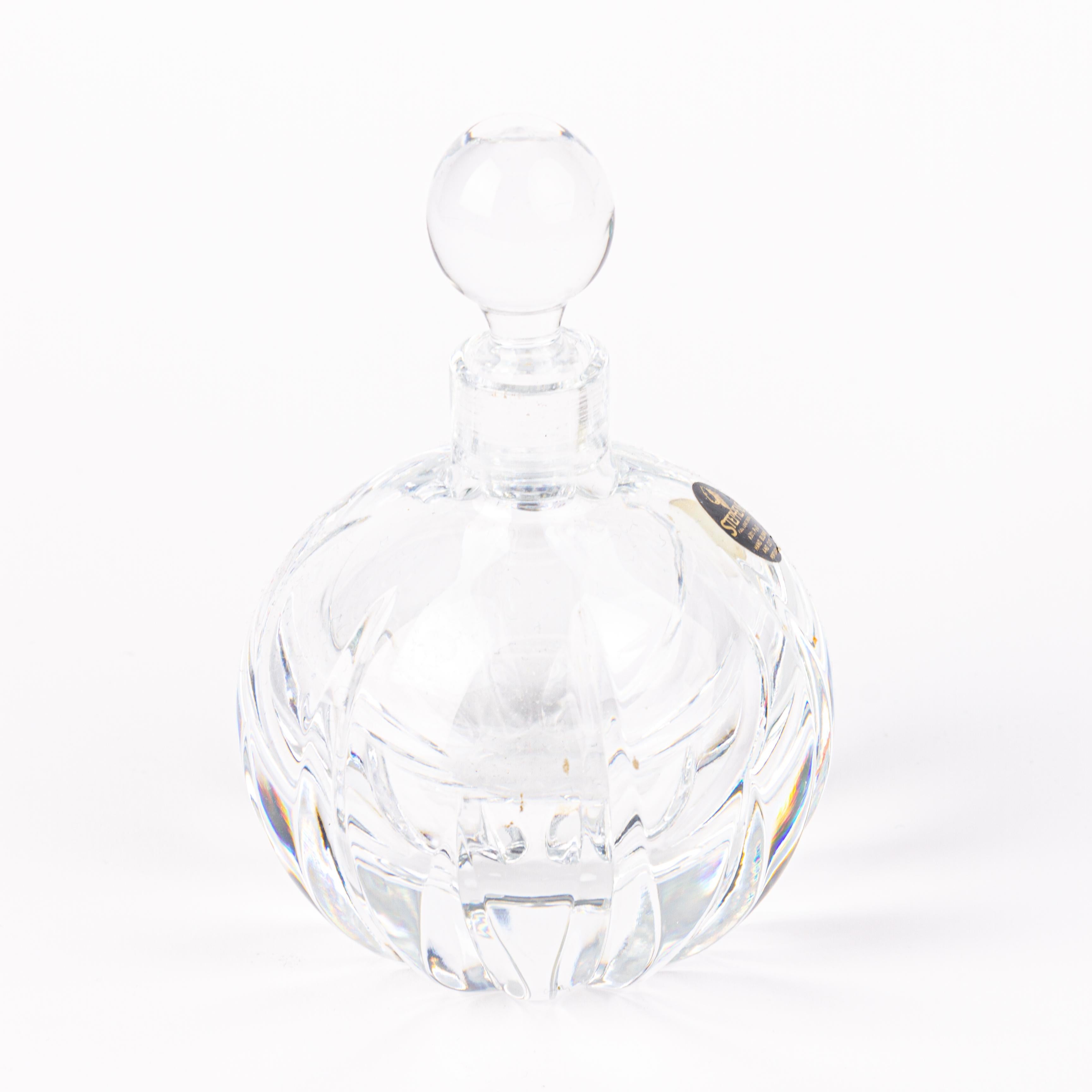 Cut Crystal Perfume Bottle 
Good condition
Free international shipping.