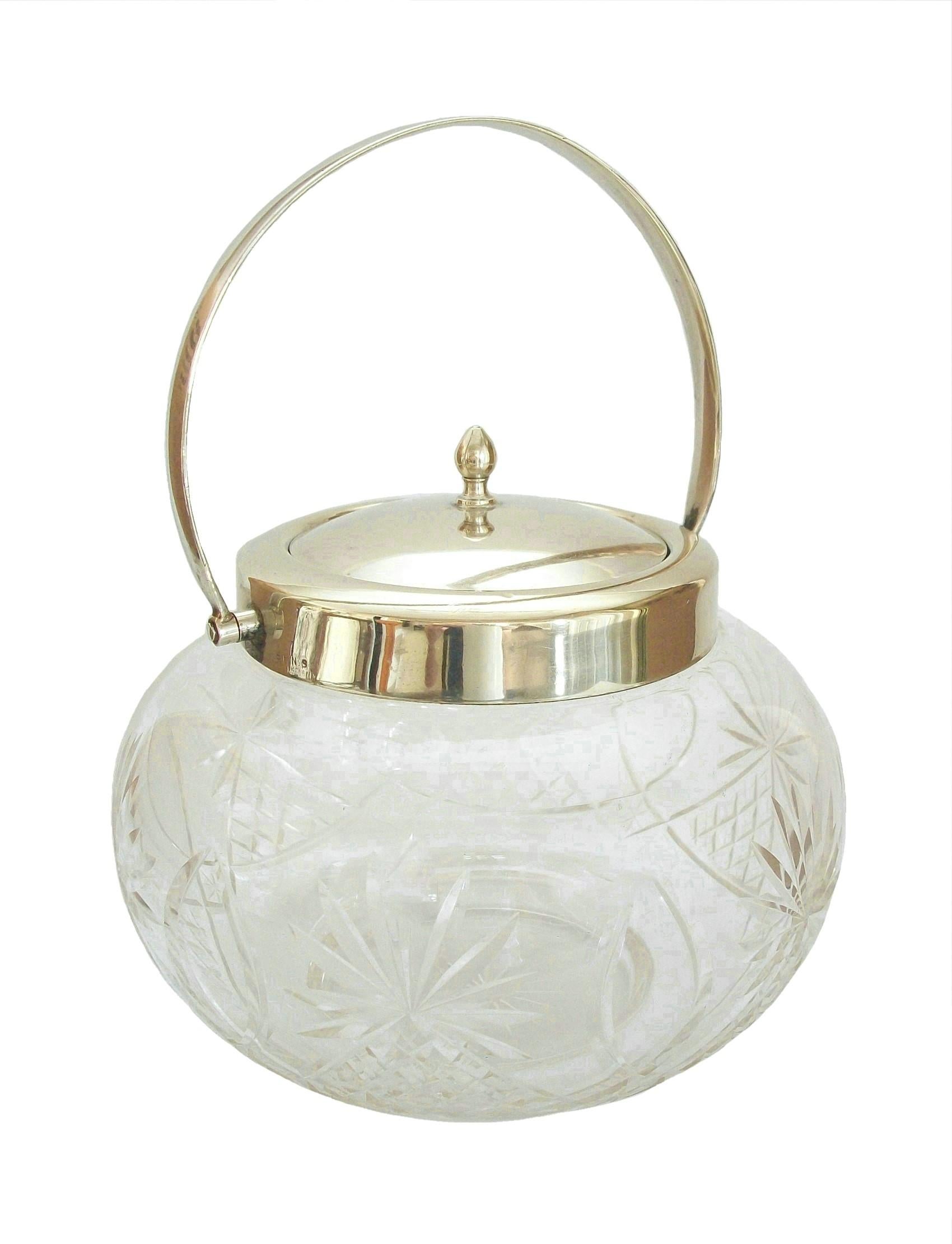 Vintage clear cut crystal and silverplate biscuit barrel - featuring a removeable lid and adjustable handle - unsigned - United Kingdom (England) - early 20th century.

Excellent vintage condition - no loss - no damage - no restoration - signs of