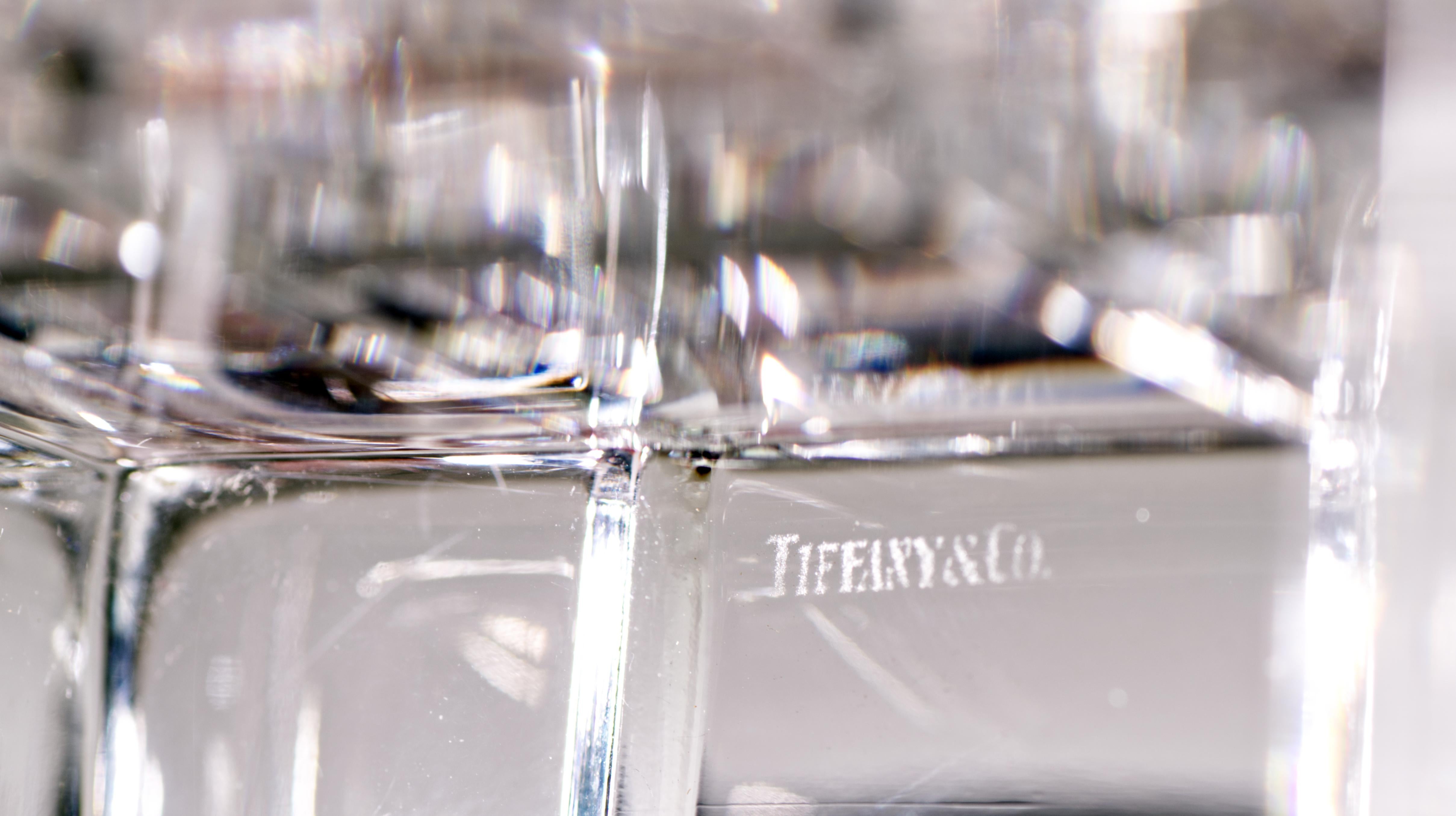 Caja de baratijas con tapa de cristal tallado de Tiffany & Co. Revisa juguetonamente la onda del cubo Rubic, el icónico juego de puzzle posmoderno. La caja puede utilizarse en varios entornos, desde una mesa de cóctel a un puesto de trabajo o