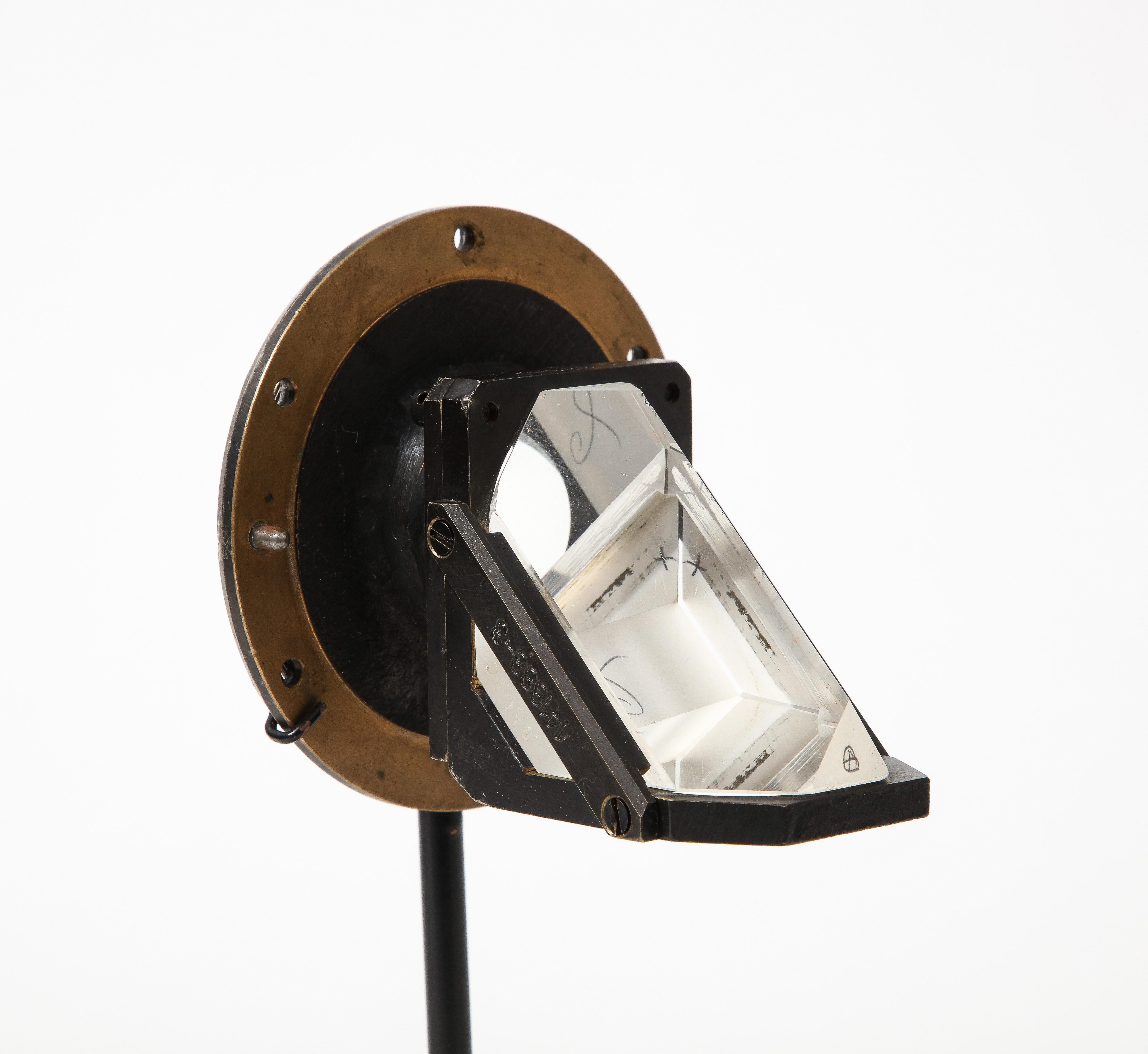 Lens aus geschliffenem Kristall, Stahl und Messingglas im Zustand „Hervorragend“ im Angebot in New York City, NY