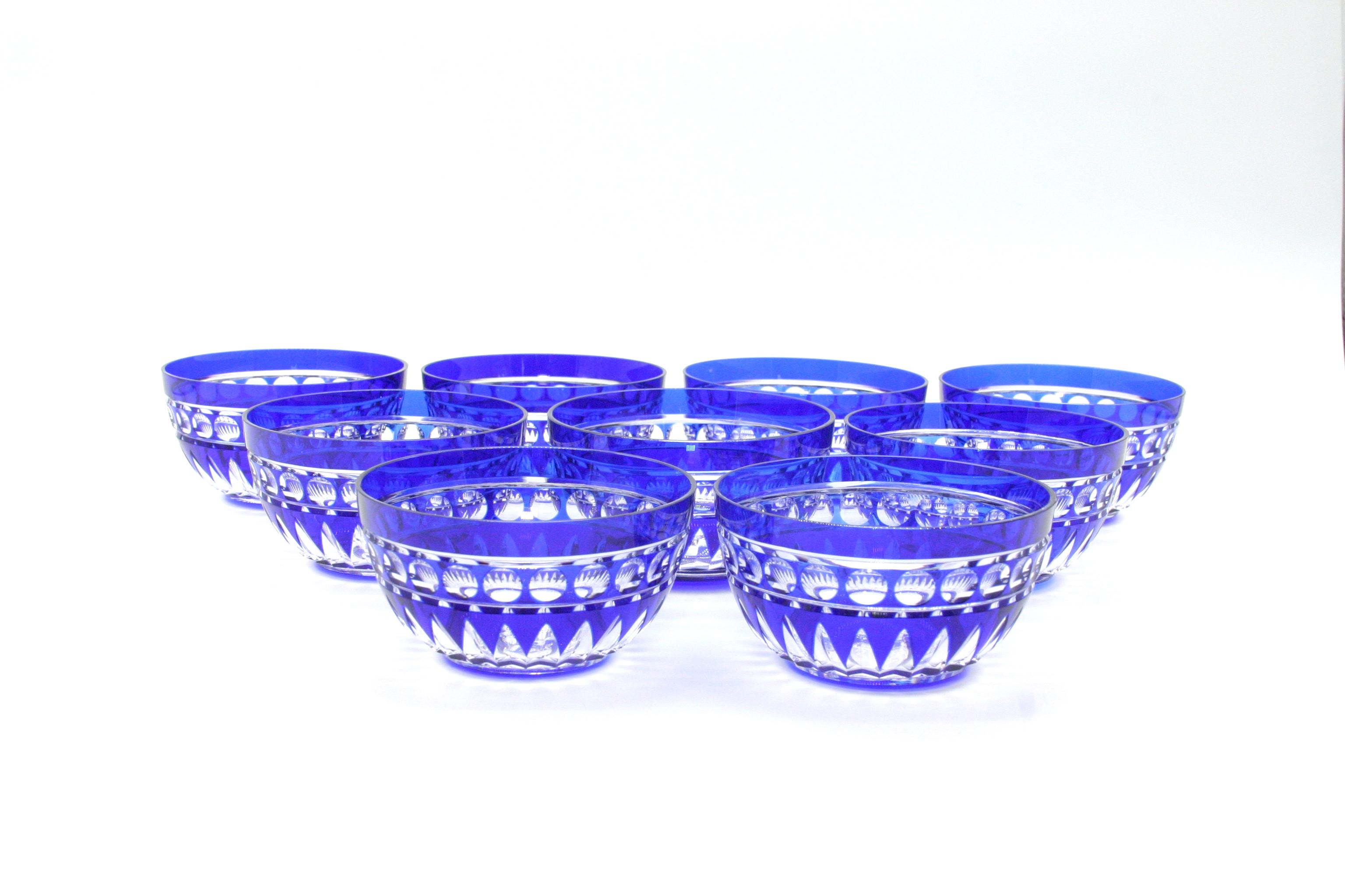Squisito set di stoviglie Val Saint Lambert in cristallo blu cobalto per 9 persone. I cristalli di Val sono considerati tra i più belli mai realizzati e sono rinomati per il loro colore squisito. Questo squisito set di bicchieri di cristallo