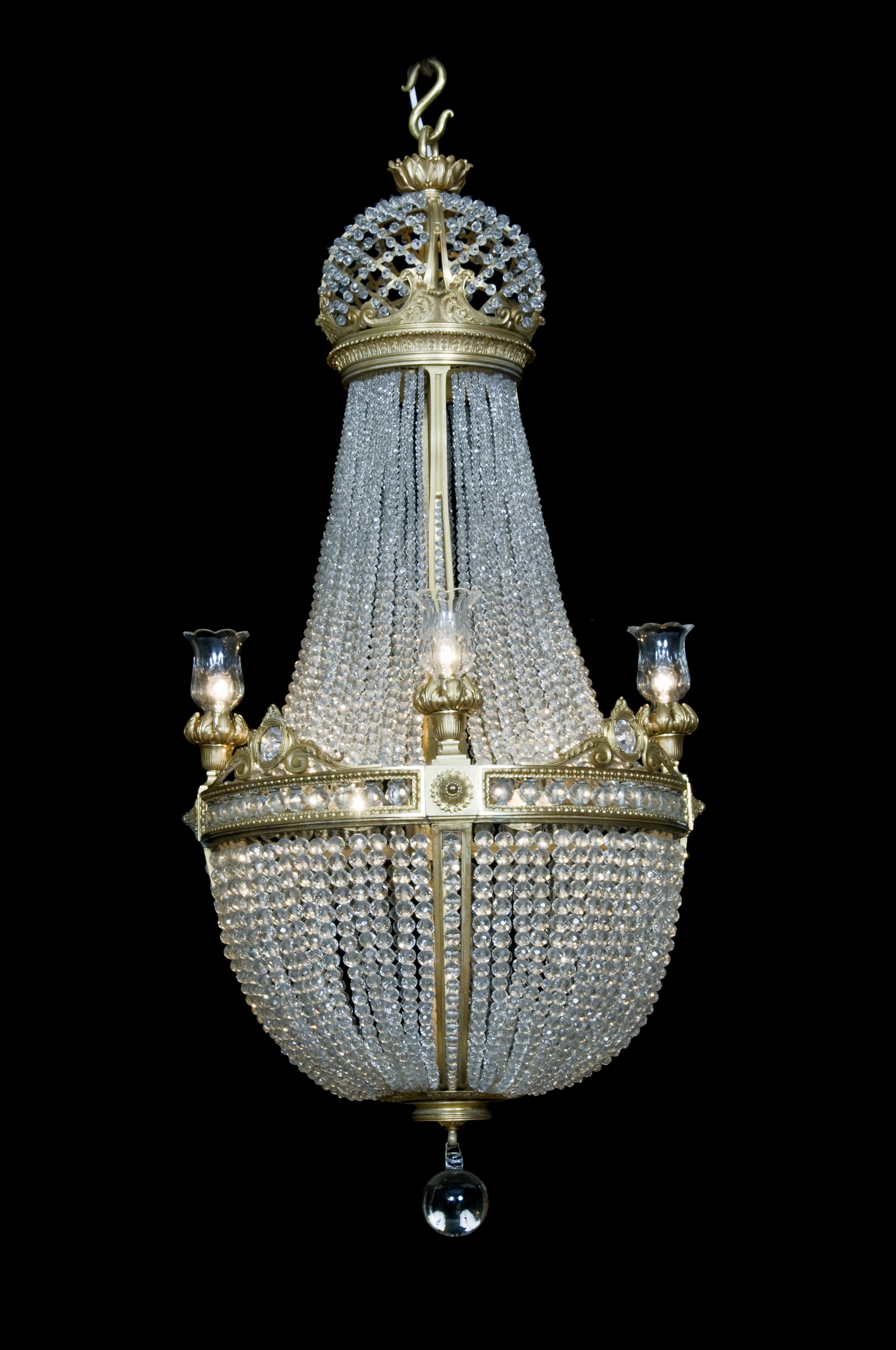 Lustre en forme de tente et de panier en bronze doré et cristal taillé, attribué à la Compagnie des Cristalleries de Baccarat. 

Paris, vers 1890.

Baccarat est le premier fabricant mondial d'articles en cristal. Fondée en 1764 sous le patronage