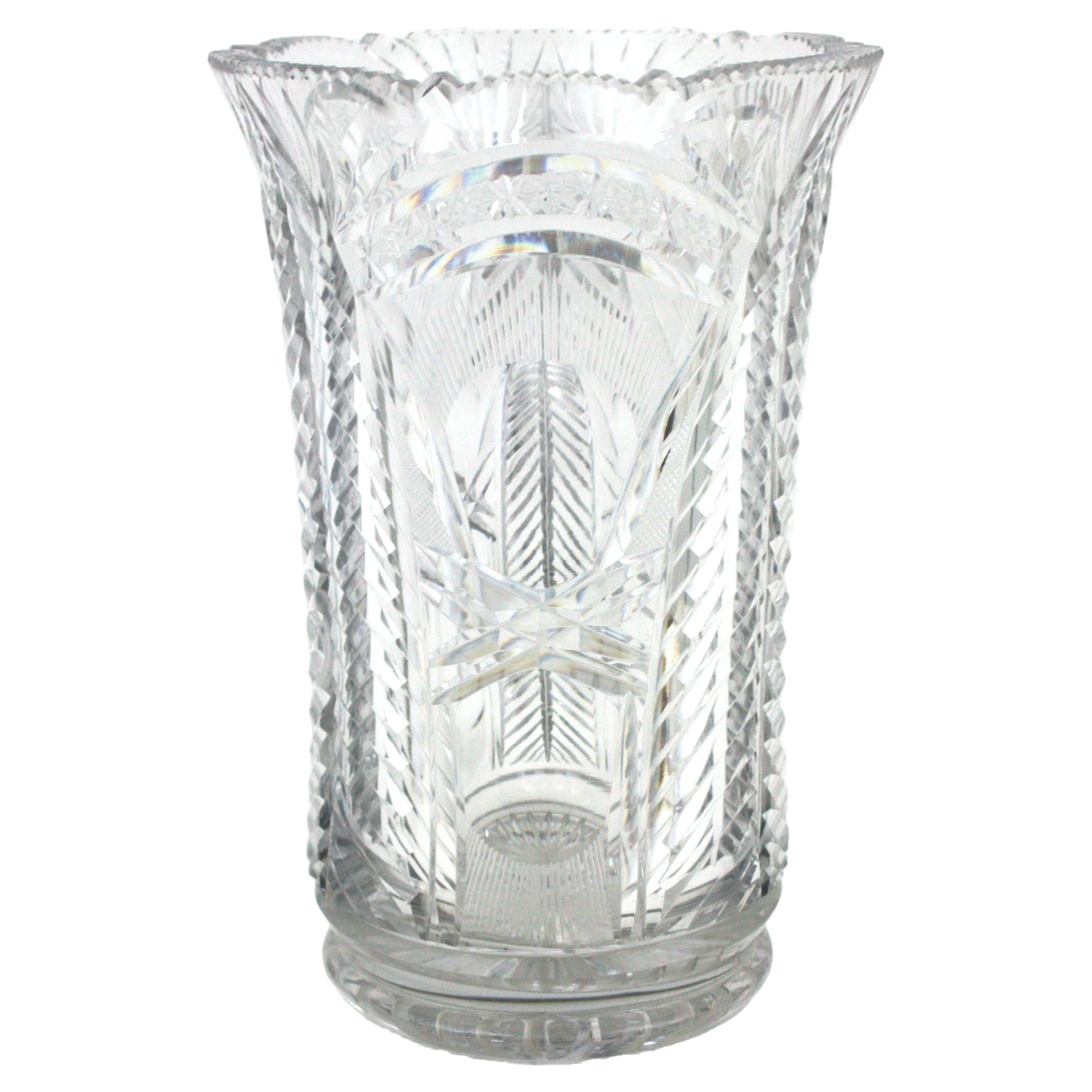 Eye-catching cut crystal vase with scalloped top. Spain, 1930s.
This Art Deco vases is finely executed with very detailed cut cristal patterns thorough.
Beautiful from all sides, it has an scalloped edge and a large interior surface that allows to