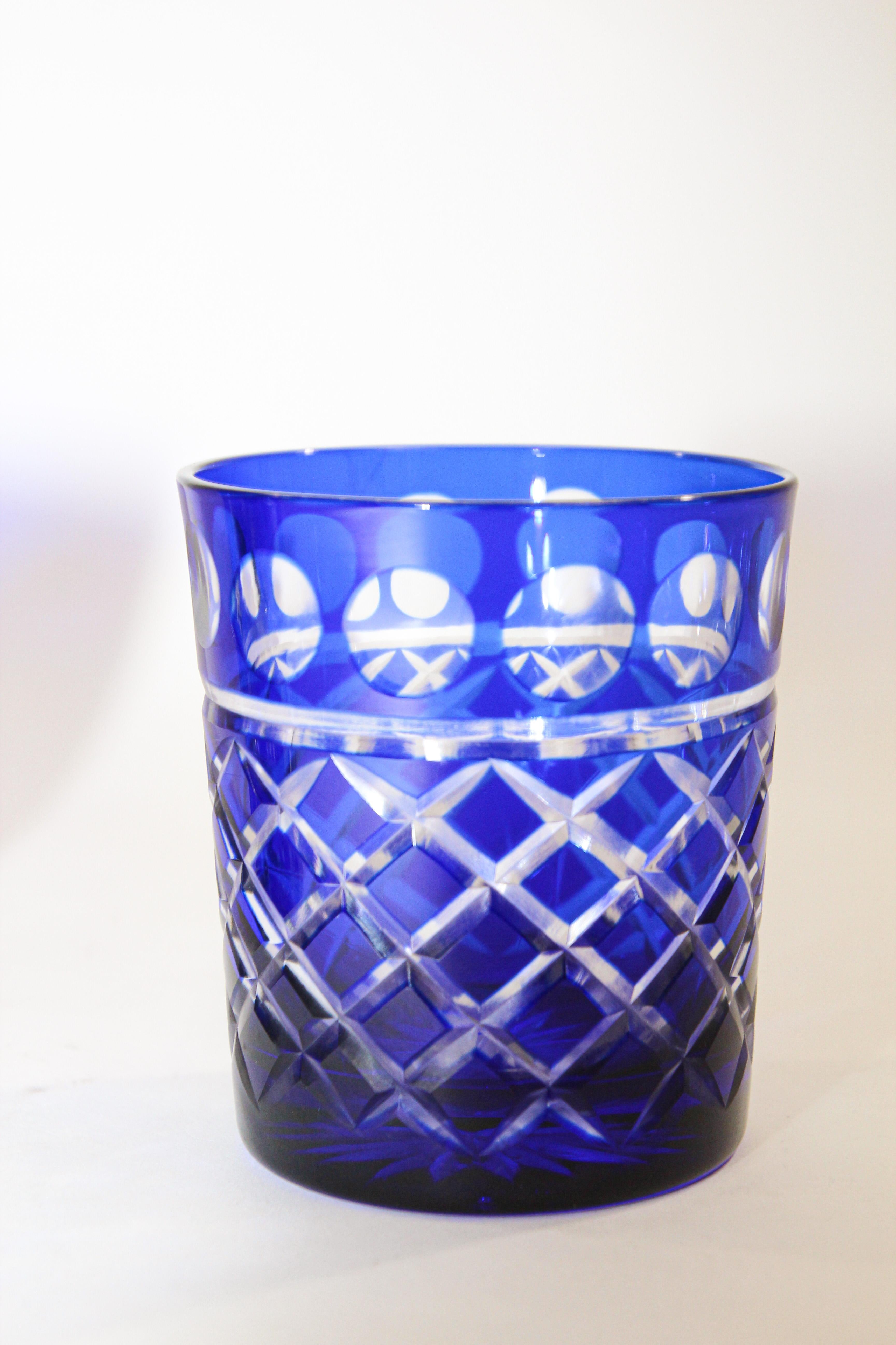 Art nouveau Gobelet en verre à whisky en cristal taillé bleu saphir Baccarat
