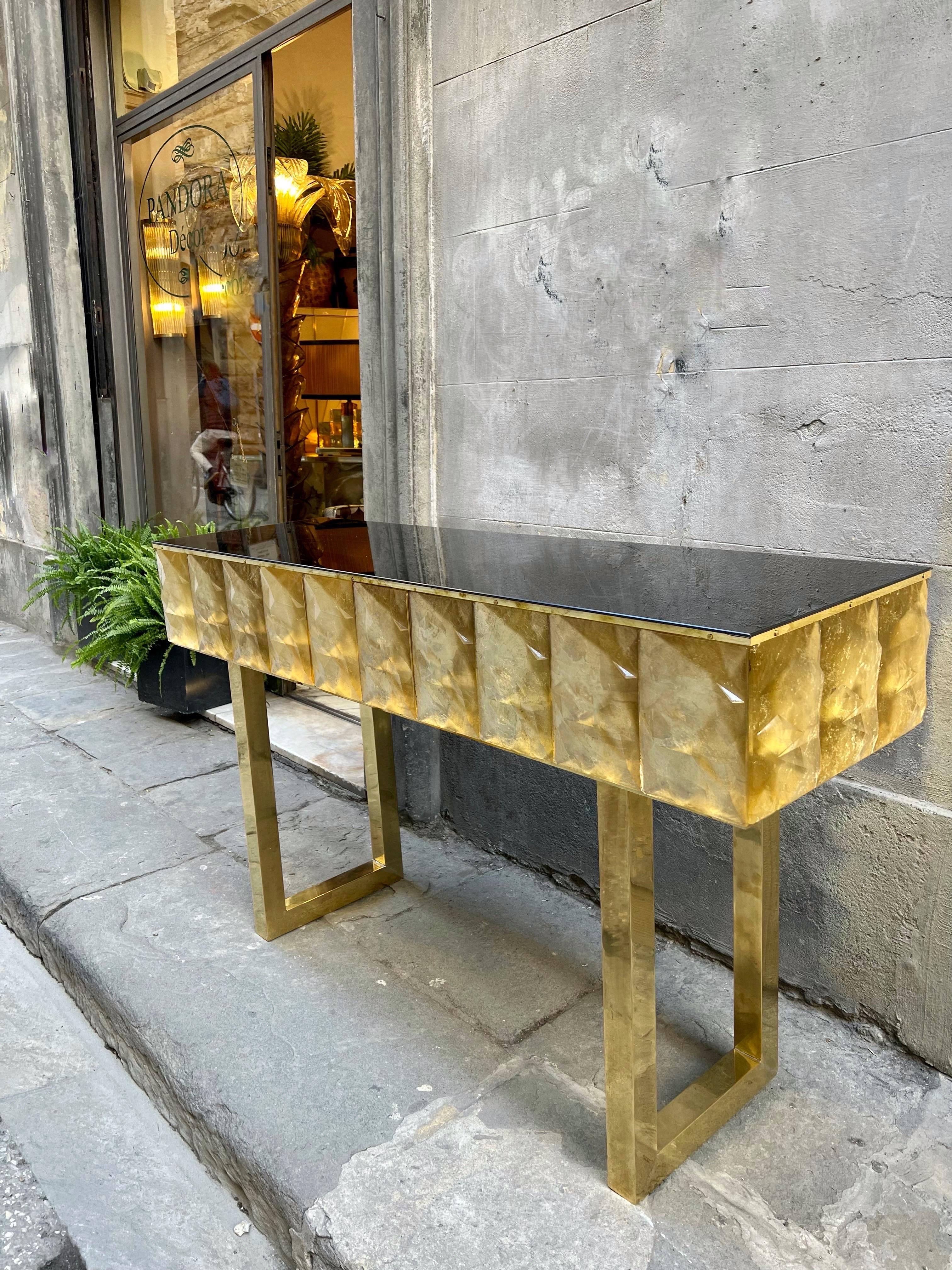 Modernity Diamond Shape Gold Murano Console Table Black Opaline Brass Glass Top Bon état - En vente à Florence, IT