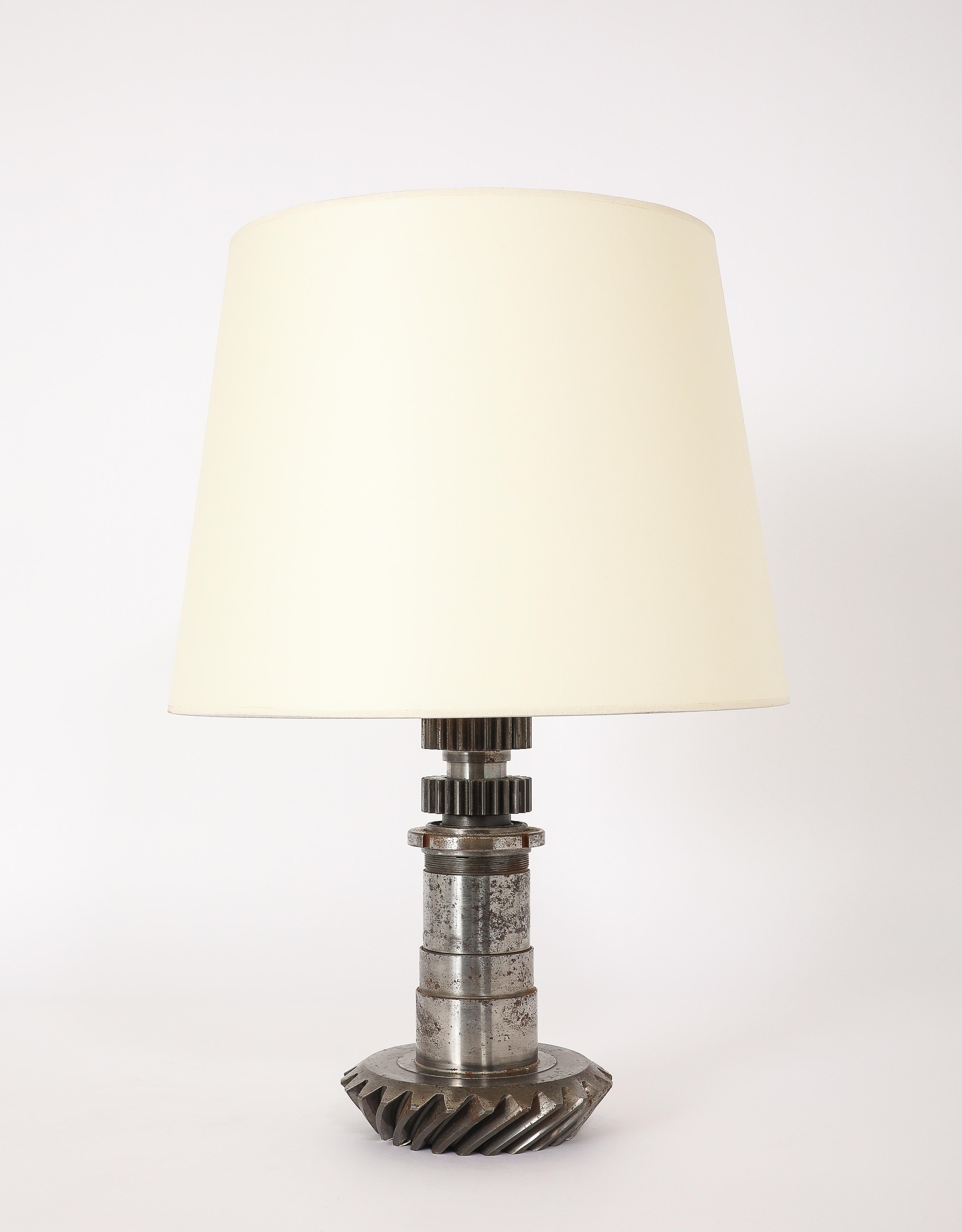 Una lampada da tavolo composta da un ingranaggio di trasmissione.

25x14
Solo base 14x8