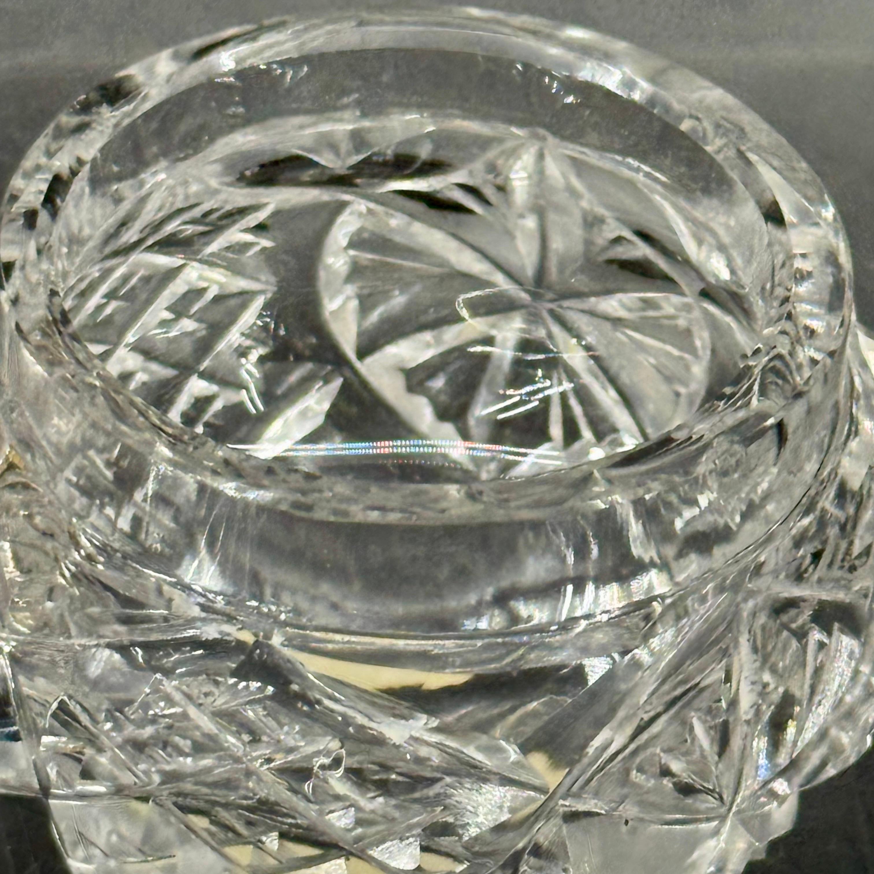Polvera con tapa de plata de ley Art Nouveau de cristal tallado, hacia 1910 3