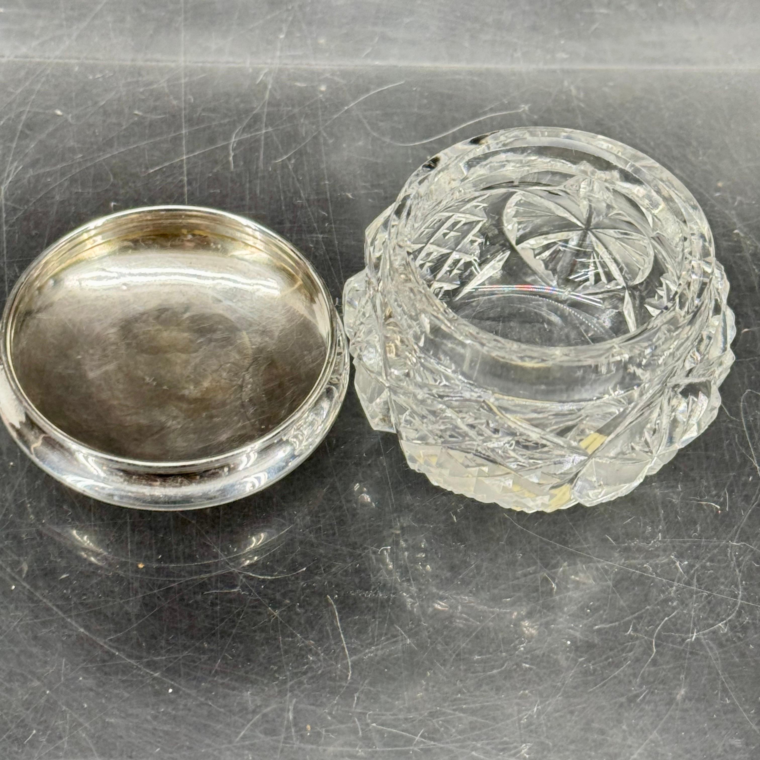Polvera con tapa de plata de ley Art Nouveau de cristal tallado, hacia 1910 4