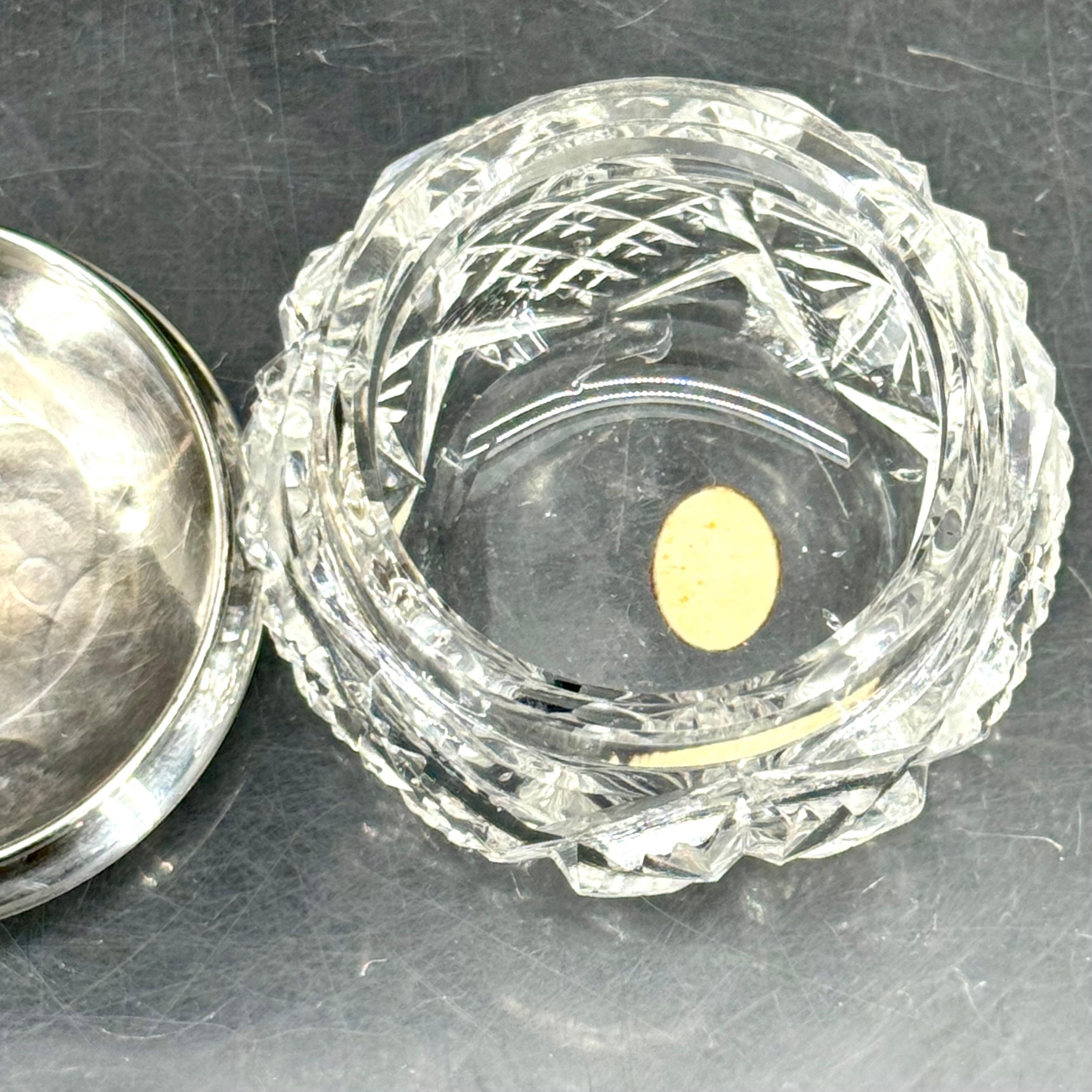 Polvera con tapa de plata de ley Art Nouveau de cristal tallado, hacia 1910 5