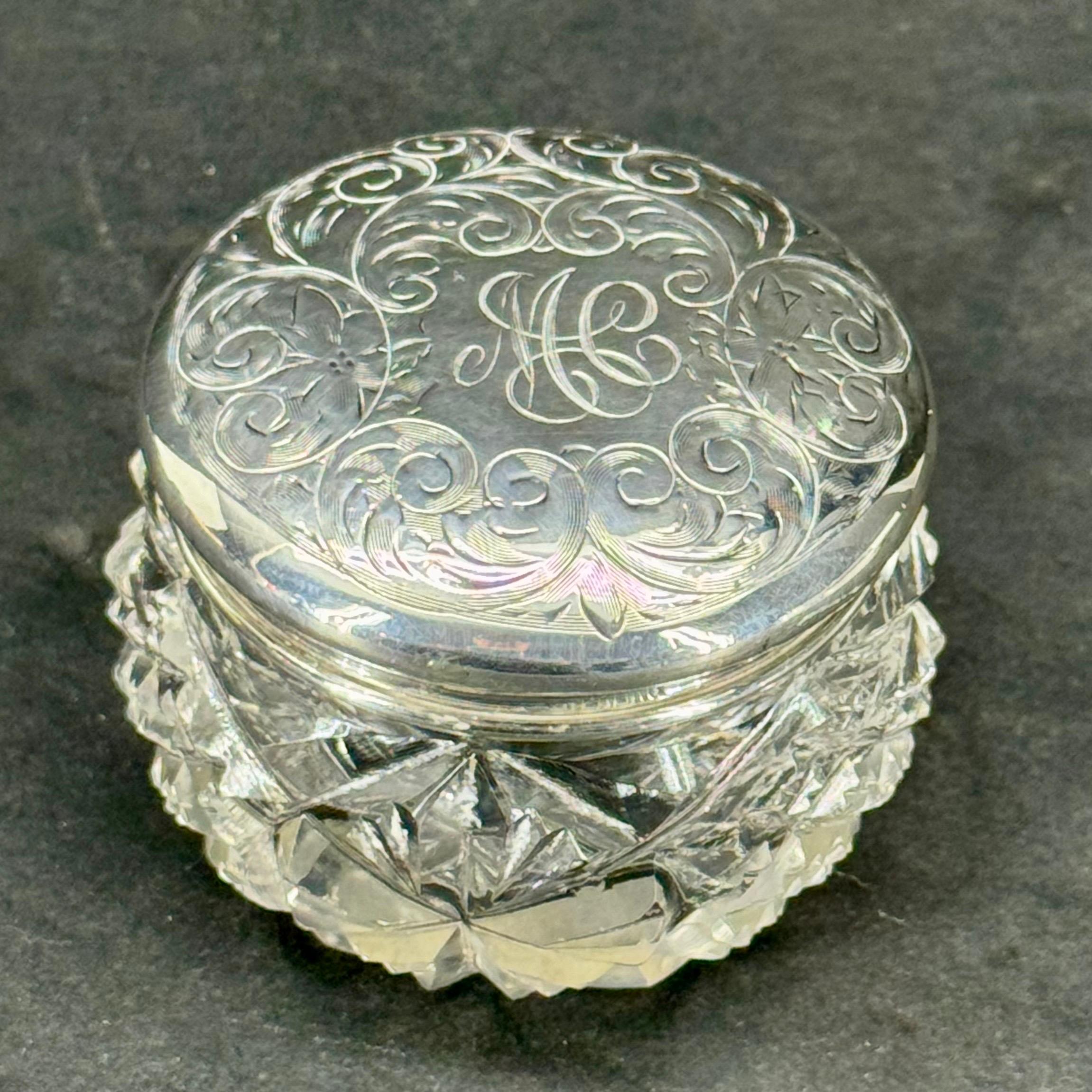 Encantador tarro de polvos de cristal tallado con tapa de plata de ley. Pieza con monograma muy versátil que se puede utilizar para joyas en un tocador o simplemente exponer para añadir a la colección existente. 

